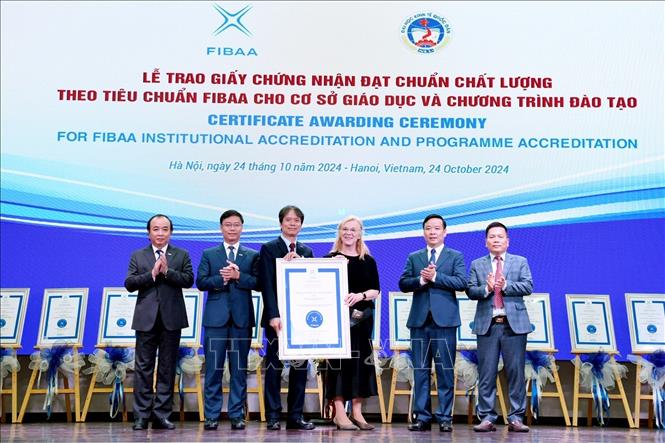 Bà Diane Freiberger, Tổng Giám đốc Tổ chức FIBAA trao chứng nhận đạt chuẩn chất lượng cơ sở giáo dục cho lãnh đạo Trường Đại học Kinh tế Quốc dân.