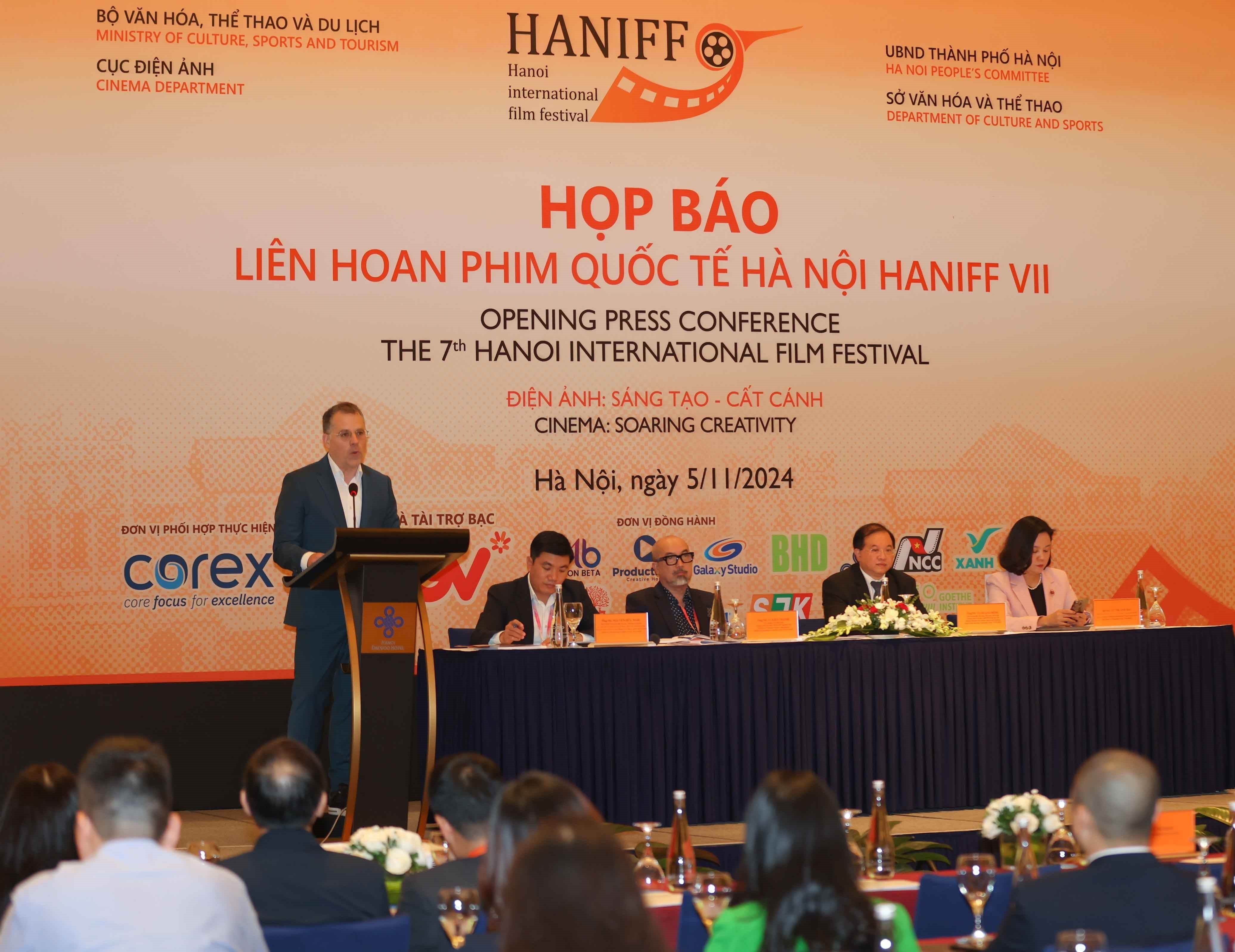 Quang cảnh buổi họp báo Liên hoan Phim quốc tế Hà Nội lần thứ VII.