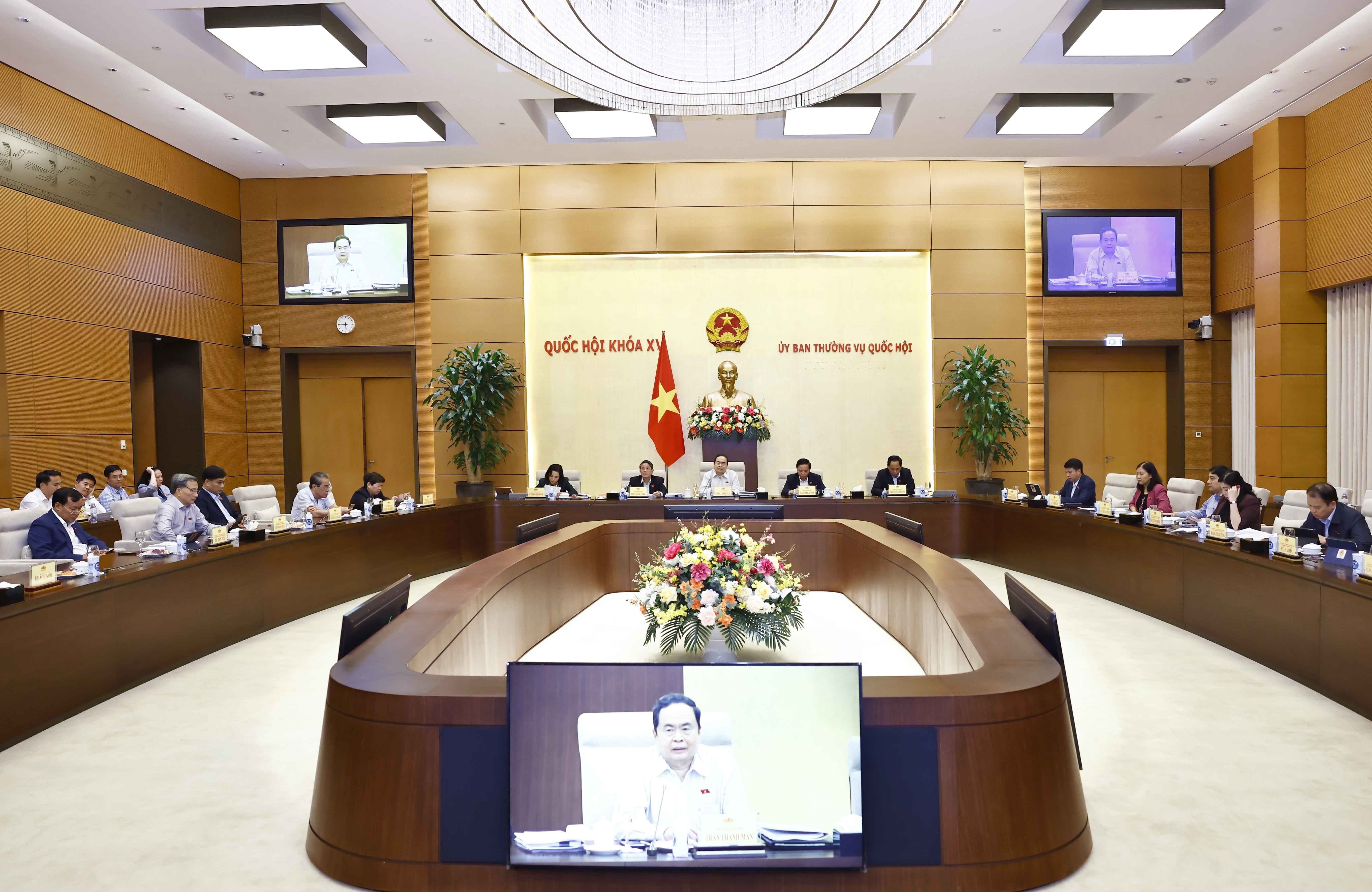 Ủy ban Thường vụ Quốc hội họp cho ý kiến về chủ trương đầu tư Dự án đường sắt tốc độ cao trên trục Bắc - Nam.