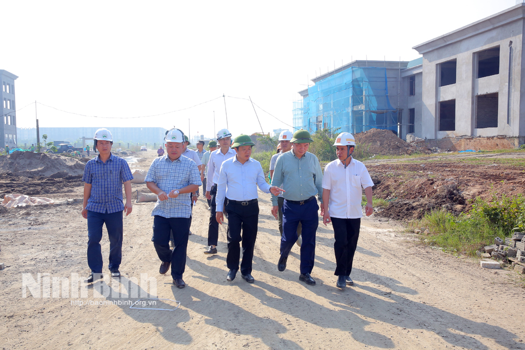Đồng chí Chủ tịch UBND tỉnh Phạm Quang Ngọc kiểm tra tiến độ xây dựng Trường Đại học Hoa Lư.