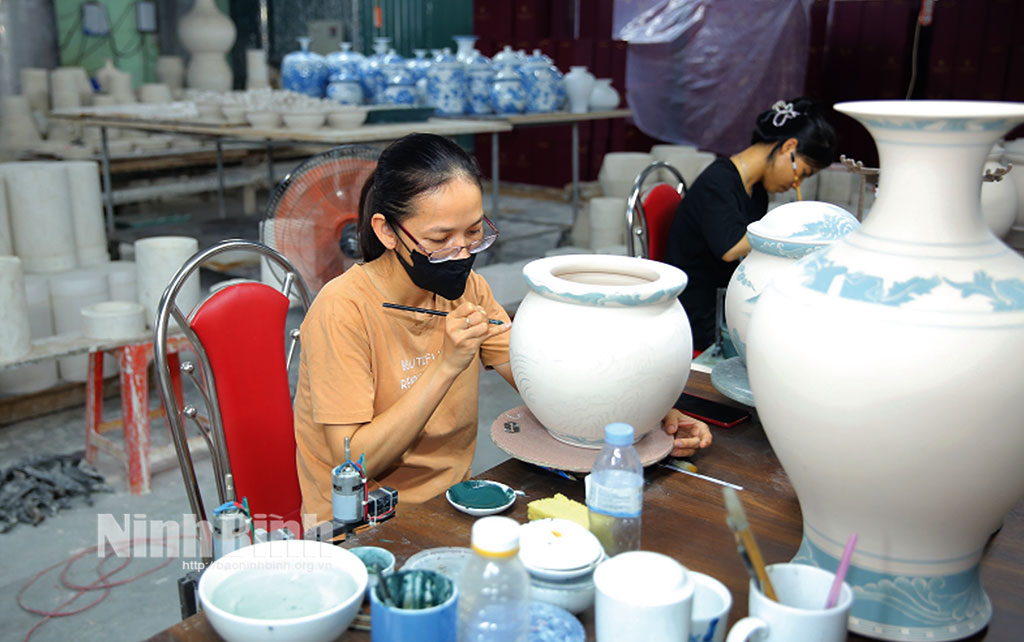 Công nhân trang trí sản phẩm tại Công ty TNHH Bảo tồn và Phát triển gốm Bồ Bát xã Yên Thành (Yên Mô). Ảnh: Anh Tuấn