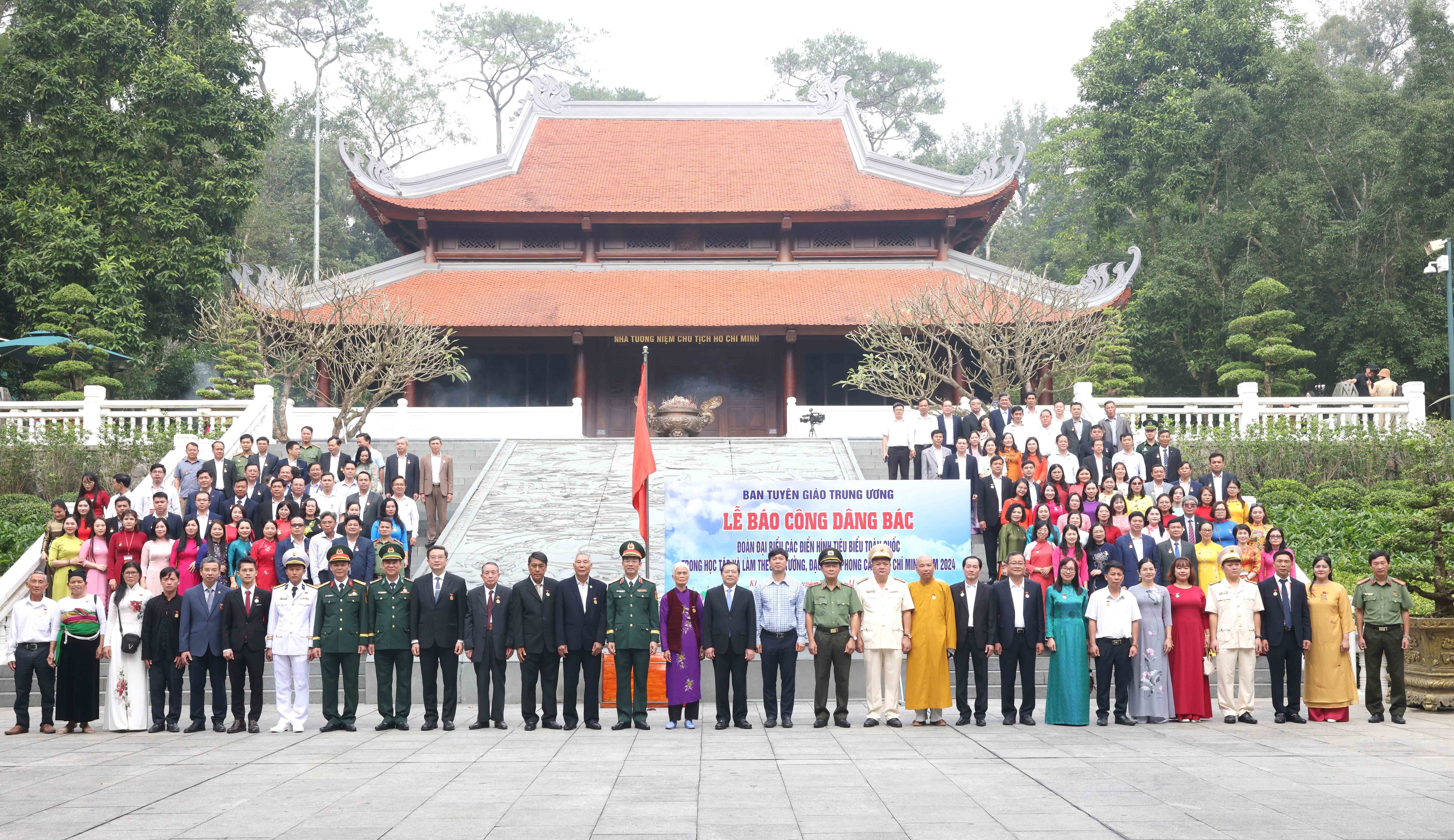 Các đại biểu dự lễ báo công dâng Bác.