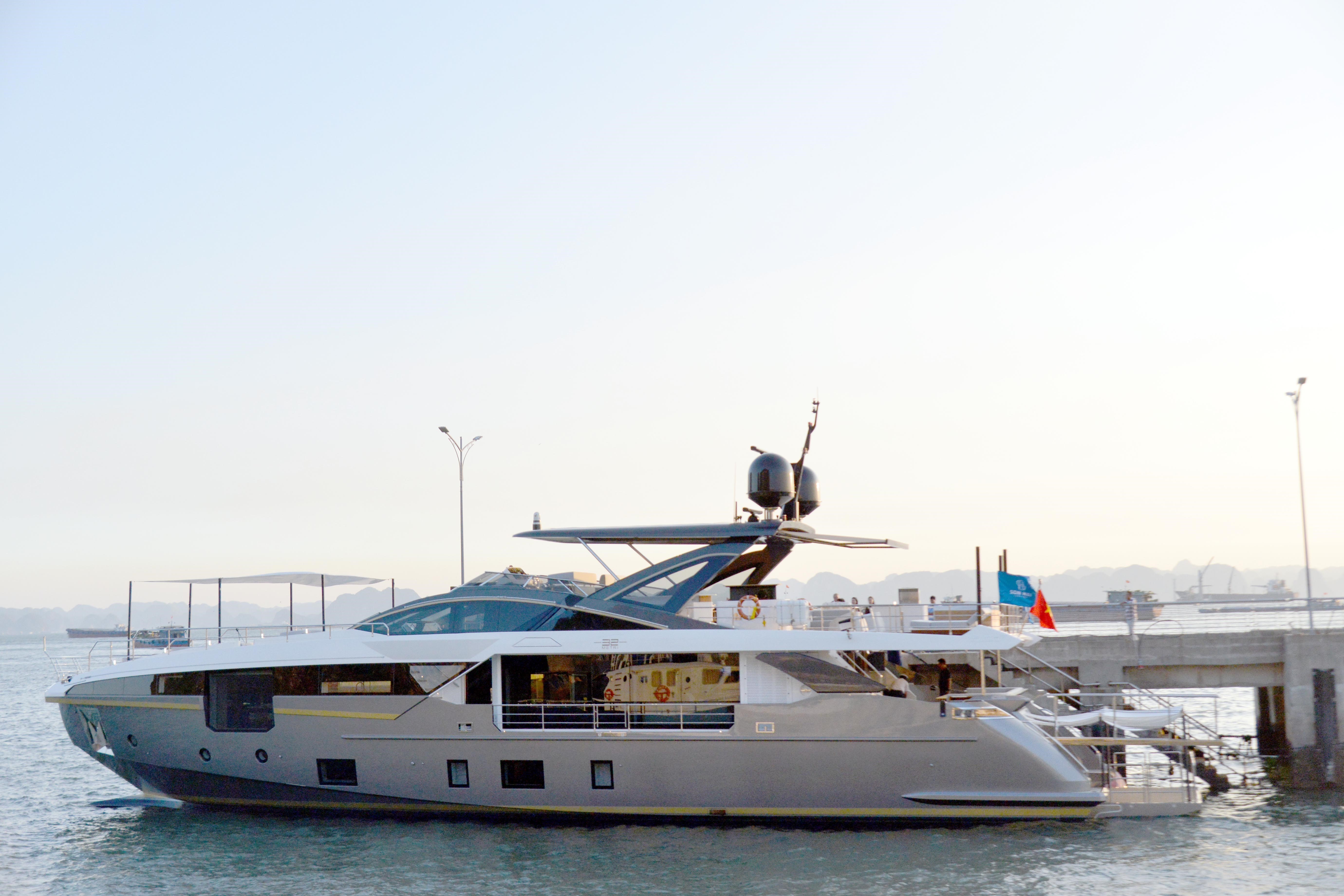 Siêu du thuyền Azimut Grande 32 METRI giá trị khoảng 600 tỷ đồng đã có mặt tại vịnh Hạ Long để phục vụ dòng khách "siêu giàu".