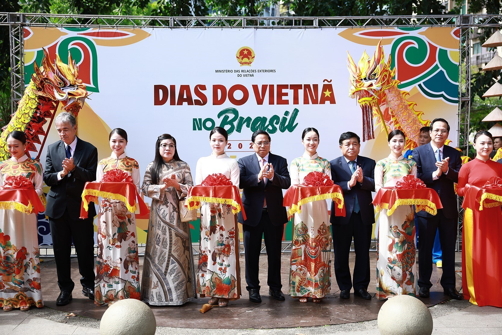 Thủ tướng Phạm Minh Chính và Phu nhân cùng các đại biểu cắt băng khai mạc Chương trình “Ngày Việt Nam tại Brazil”.