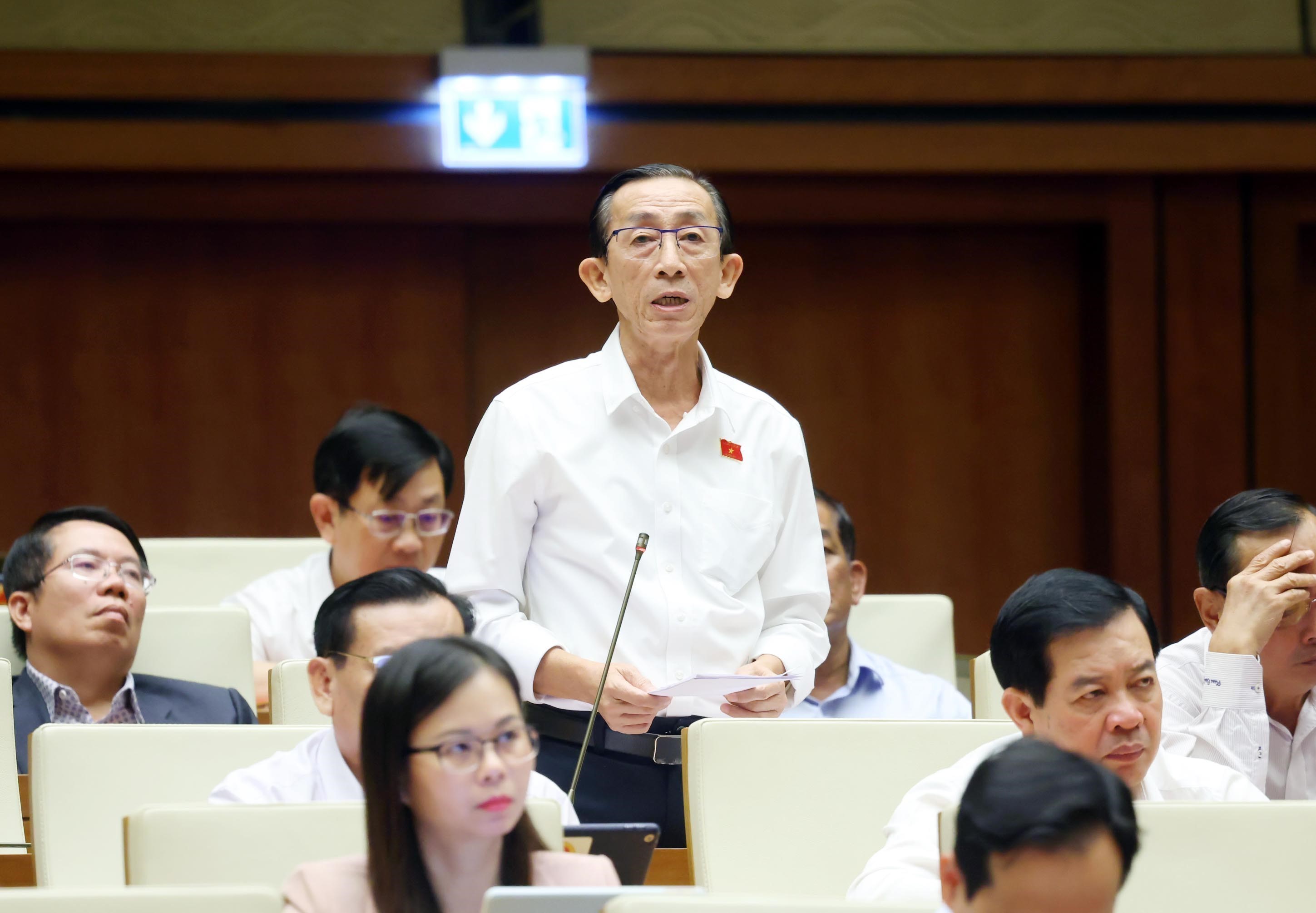 Đại biểu Quốc hội thành phố Hồ Chí Minh Trần Hoàng Ngân phát biểu tại hội trường.