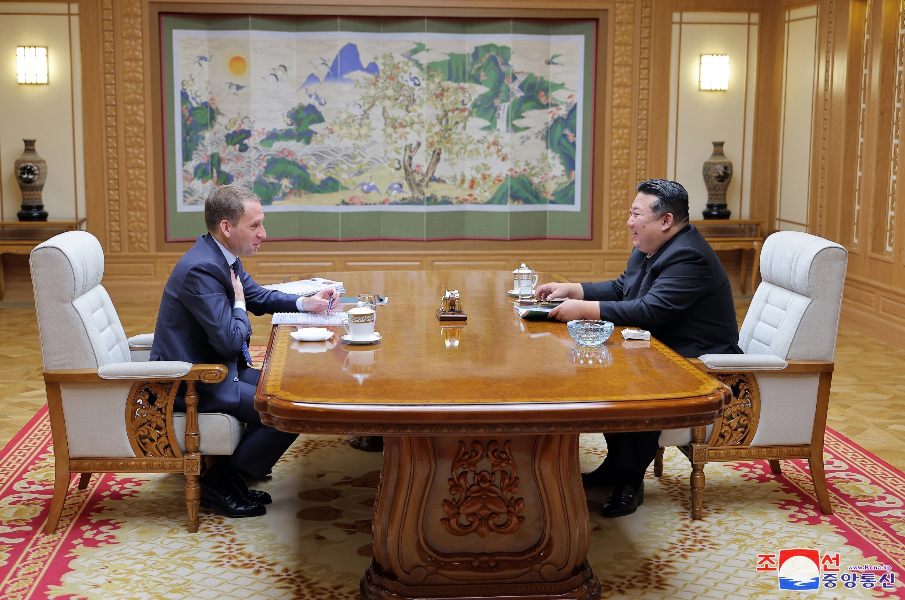 Nhà lãnh đạo Triều Tiên Kim Jong Un (phải) và Bộ trưởng Tài nguyên thiên nhiên của Nga Alexander Kozlov tại cuộc gặp ở Bình Nhưỡng, Triều Tiên ngày 18/11/2024.