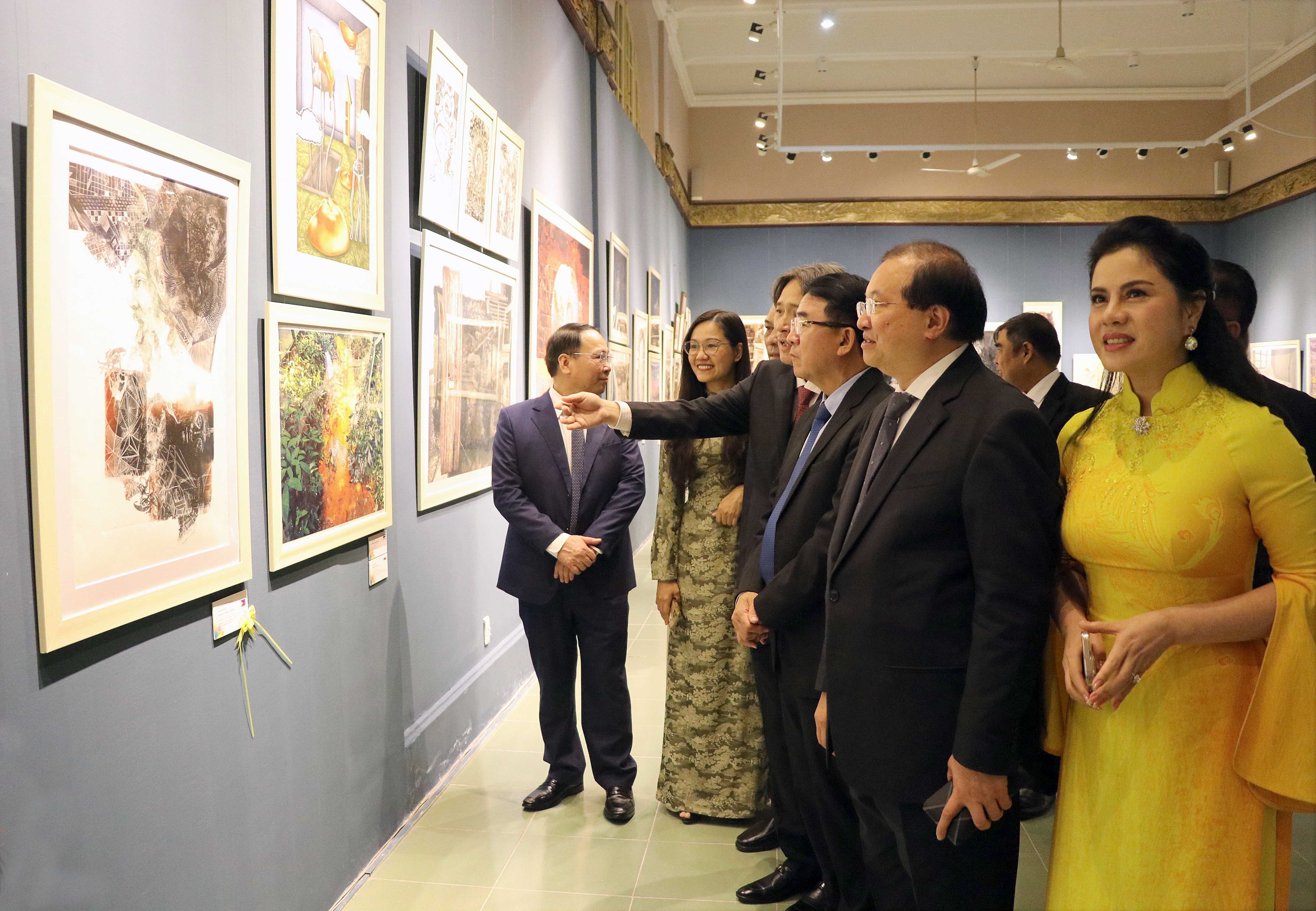 Ông Tạ Quang Đông, Thứ trưởng Bộ Văn hóa, Thể thao và Du lịch cùng các đại biểu tham quan Triển lãm tranh đồ họa các nước ASEAN lần thứ 4 - Việt Nam 2024.