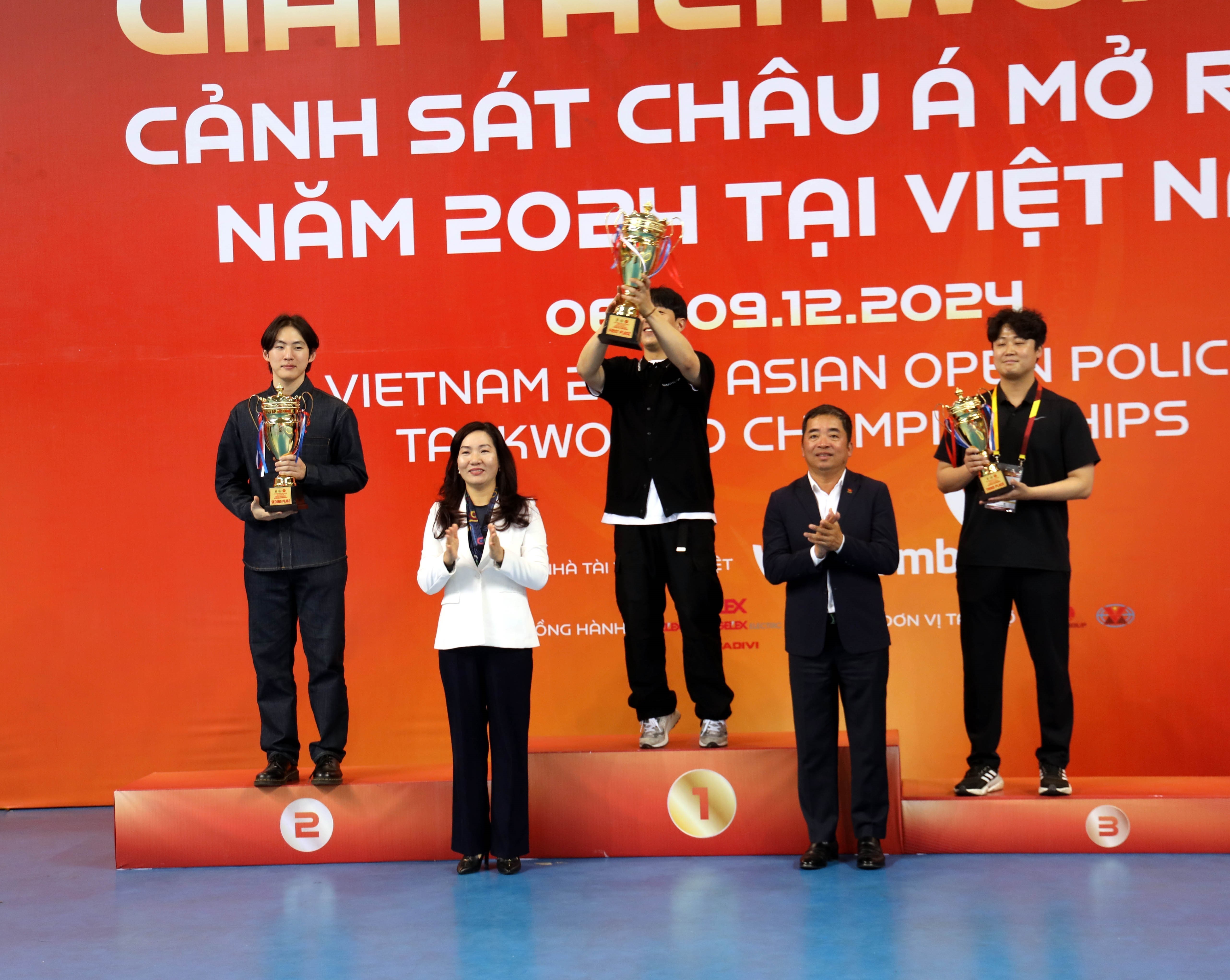 Ban tổ chức trao cup cho các đoàn Nhất, Nhì, Ba ở nội dung mở rộng hệ dân sự.