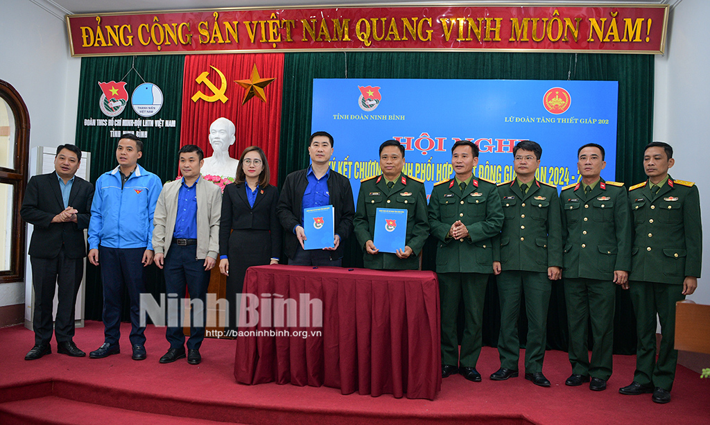 Đại diện 2 đơn vị ký kết chương trình phối hợp.