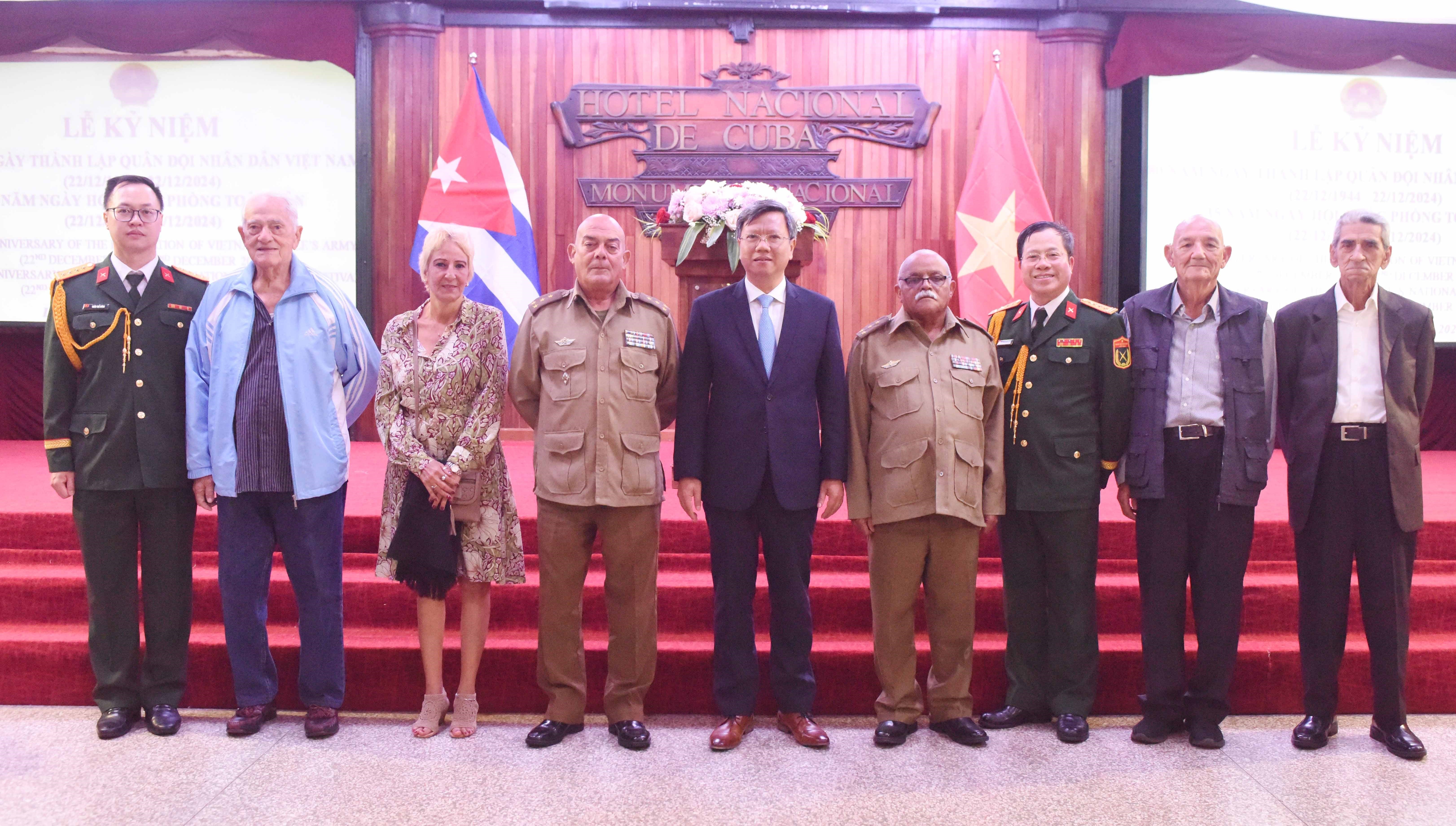 Đại sứ Lê Quang Long và Đại tá Bùi Xuân Phong, Tùy viên Quốc phòng chụp ảnh cùng các cựu chiến binh Cuba từng giúp đỡ Việt Nam.