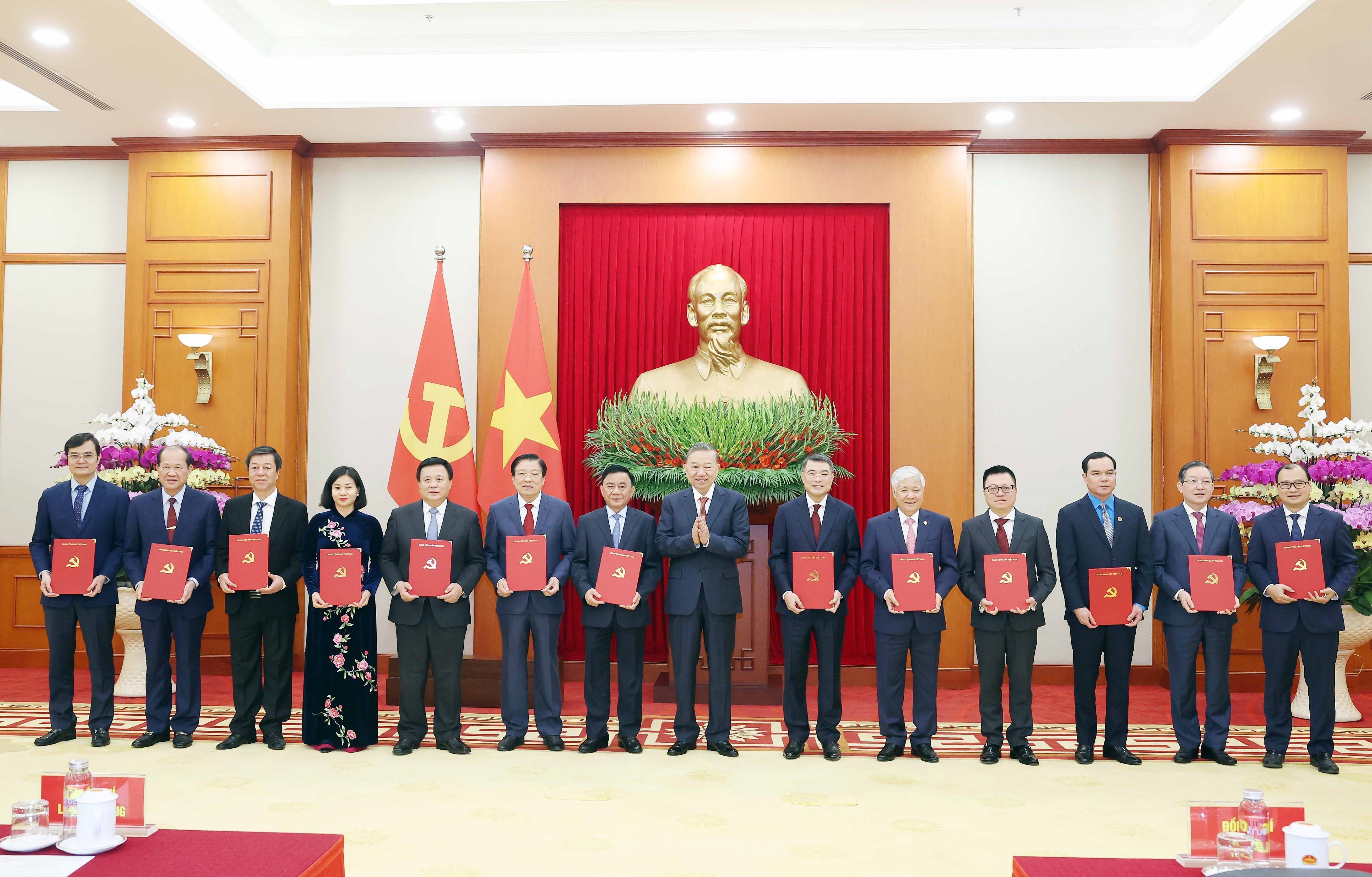 Tổng Bí thư Tô Lâm trao Quyết định về chức năng, nhiệm vụ của 13 cơ quan ban Đảng, đơn vị ở Trung ương.