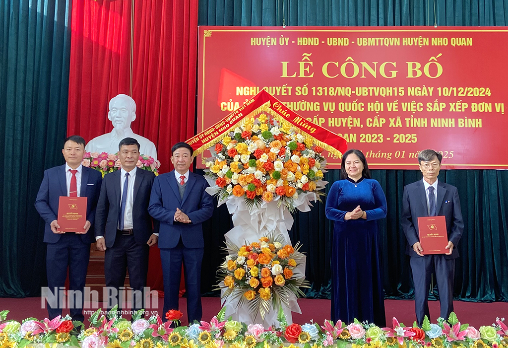 Lãnh đạo huyện Nho Quan trao quyết định, tặng hoa chúc mừng Đảng bộ xã Thanh Sơn.
