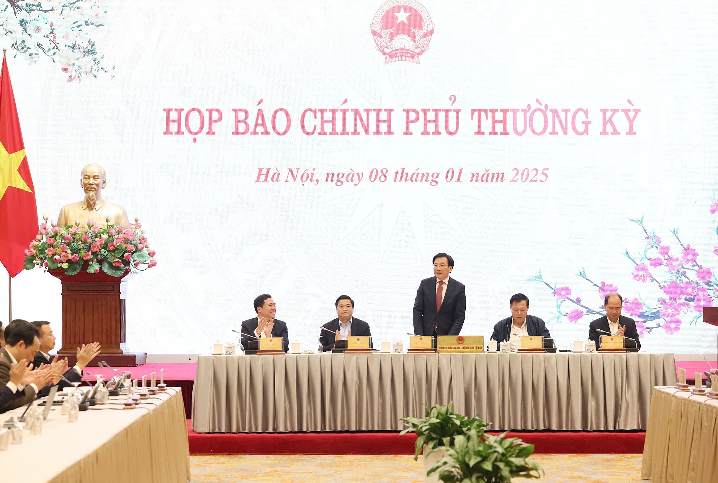 Bộ trưởng, Chủ nhiệm Văn phòng Chính phủ Trần Văn Sơn chủ trì buổi họp báo Chính phủ thường kỳ.