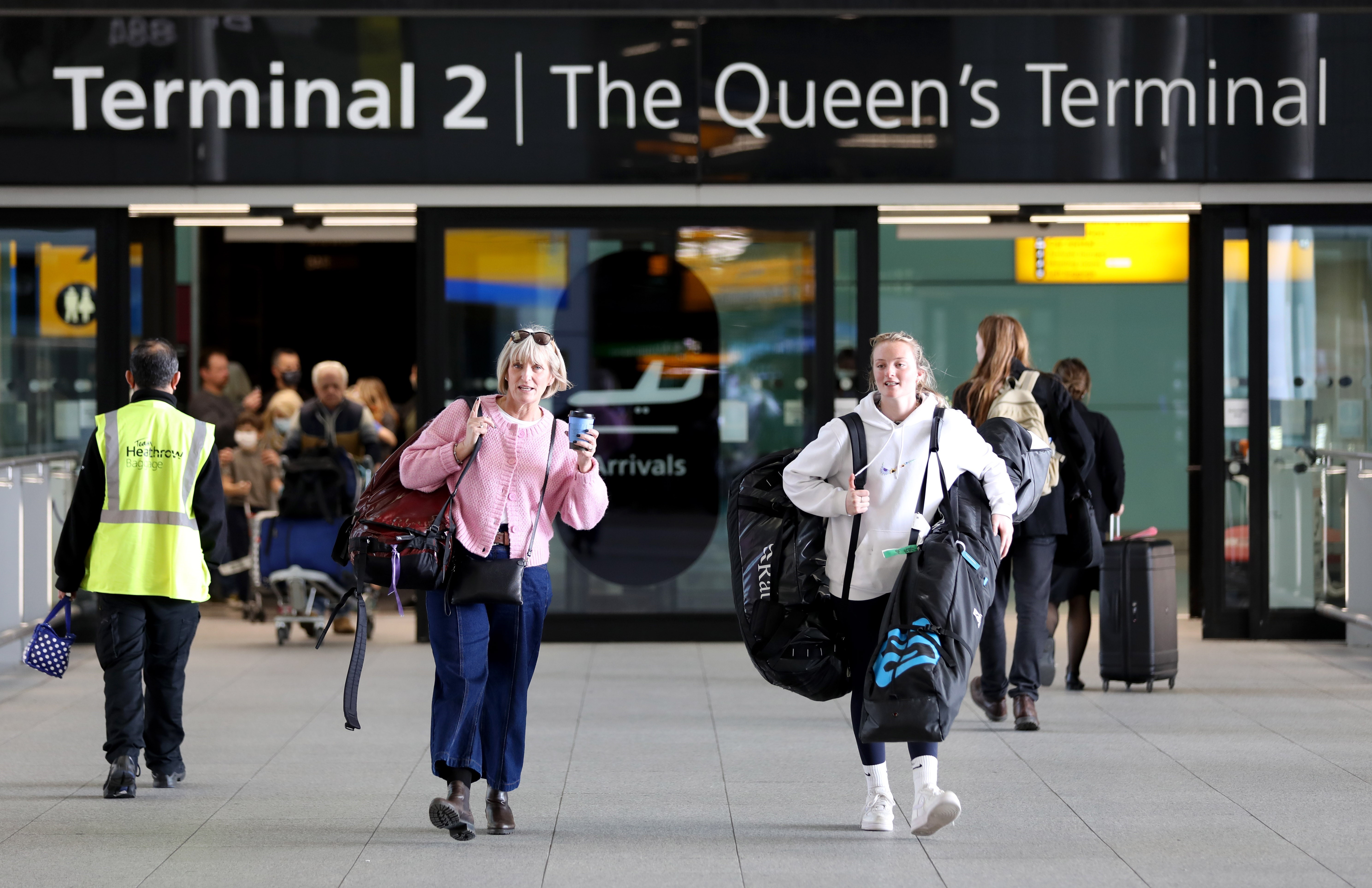 Hành khách tại sân bay Heathrow, thủ đô London, Anh.