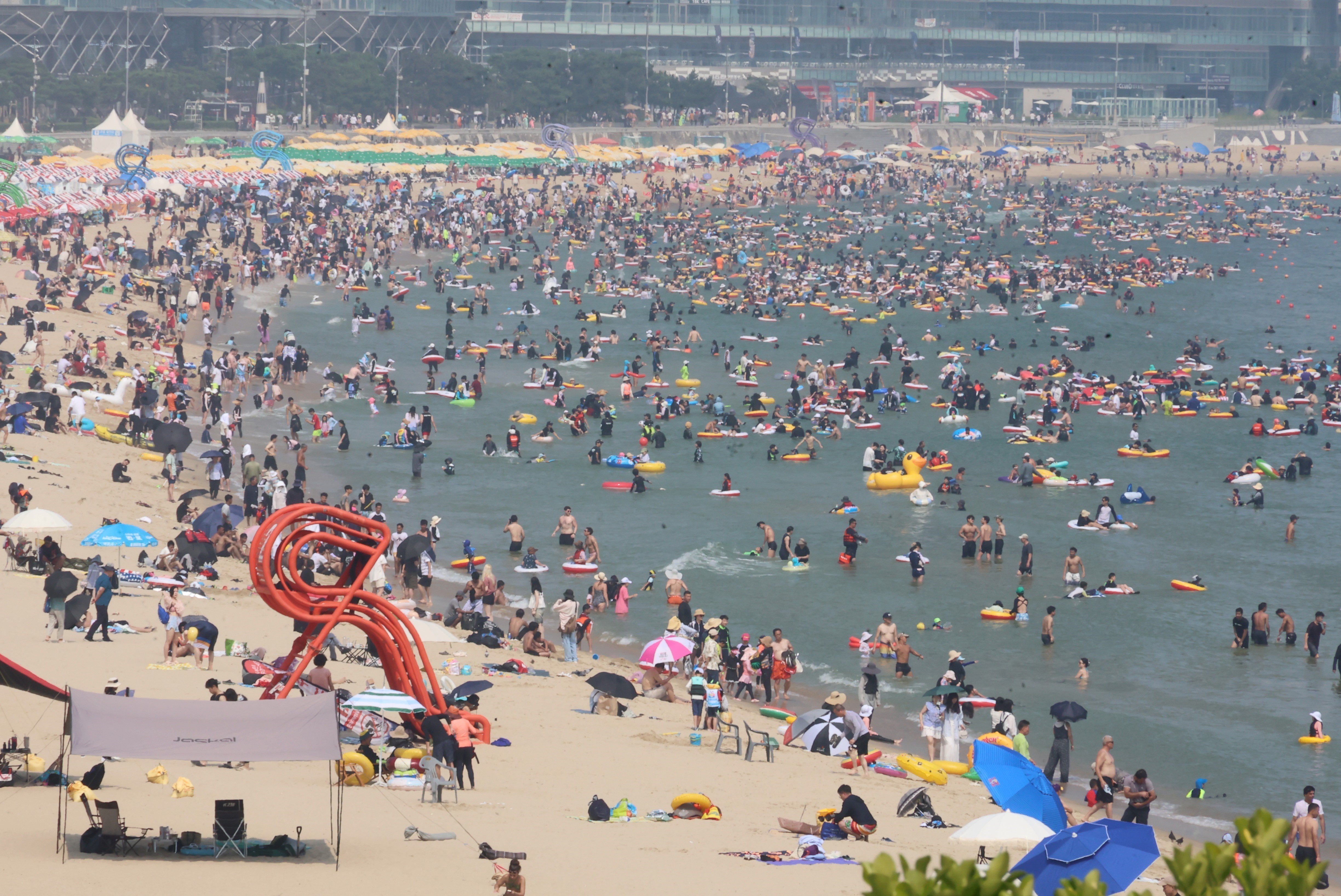 Bãi biển ở Busan, Hàn Quốc trong những ngày nắng nóng (tháng 8/2024).