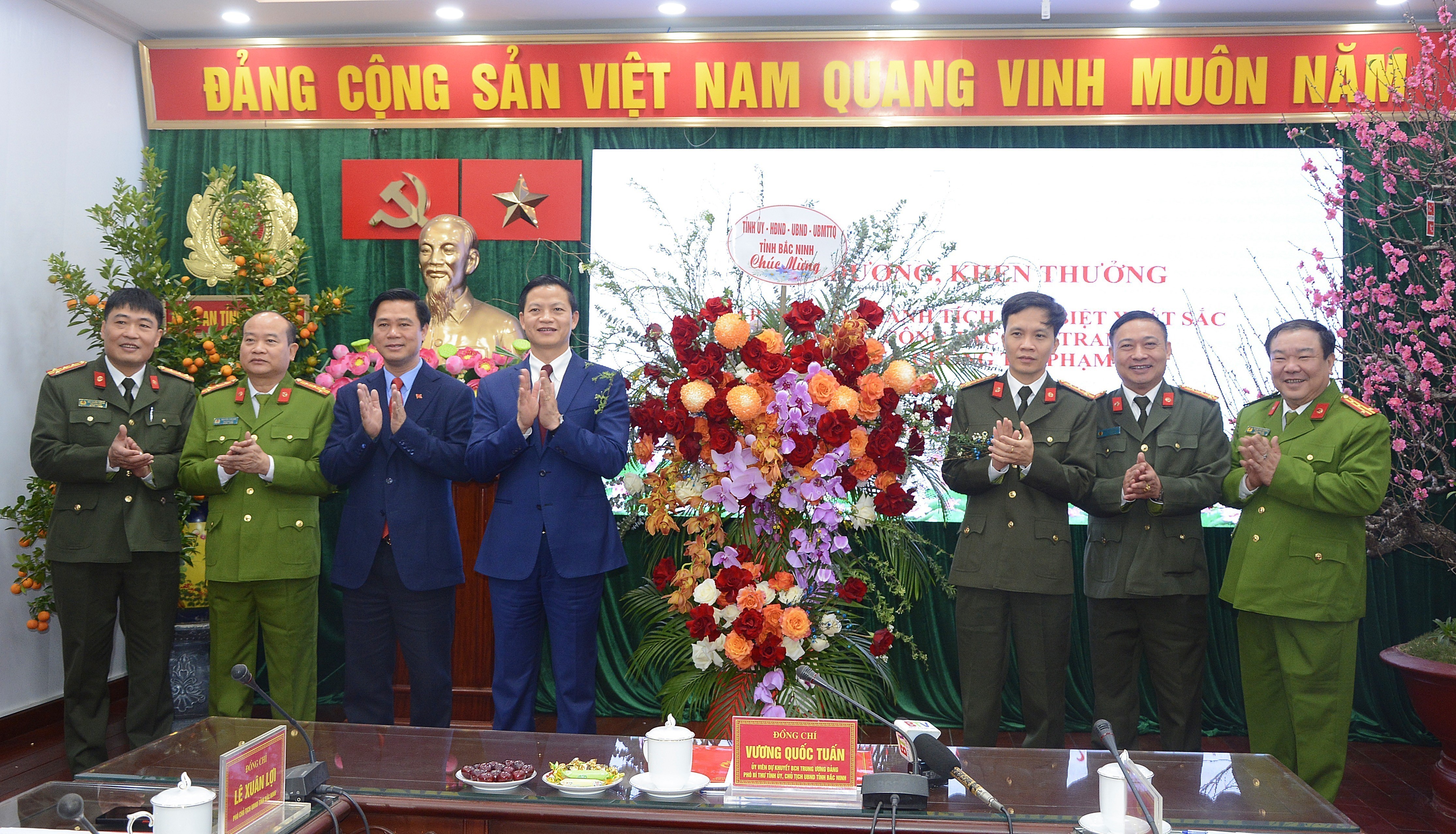 Chủ tịch UBND tỉnh Bắc Ninh Vương Quốc Tuấn chúc mừng, động viên lực lượng Công an tỉnh trực Tết Nguyên đán Ất Tỵ.