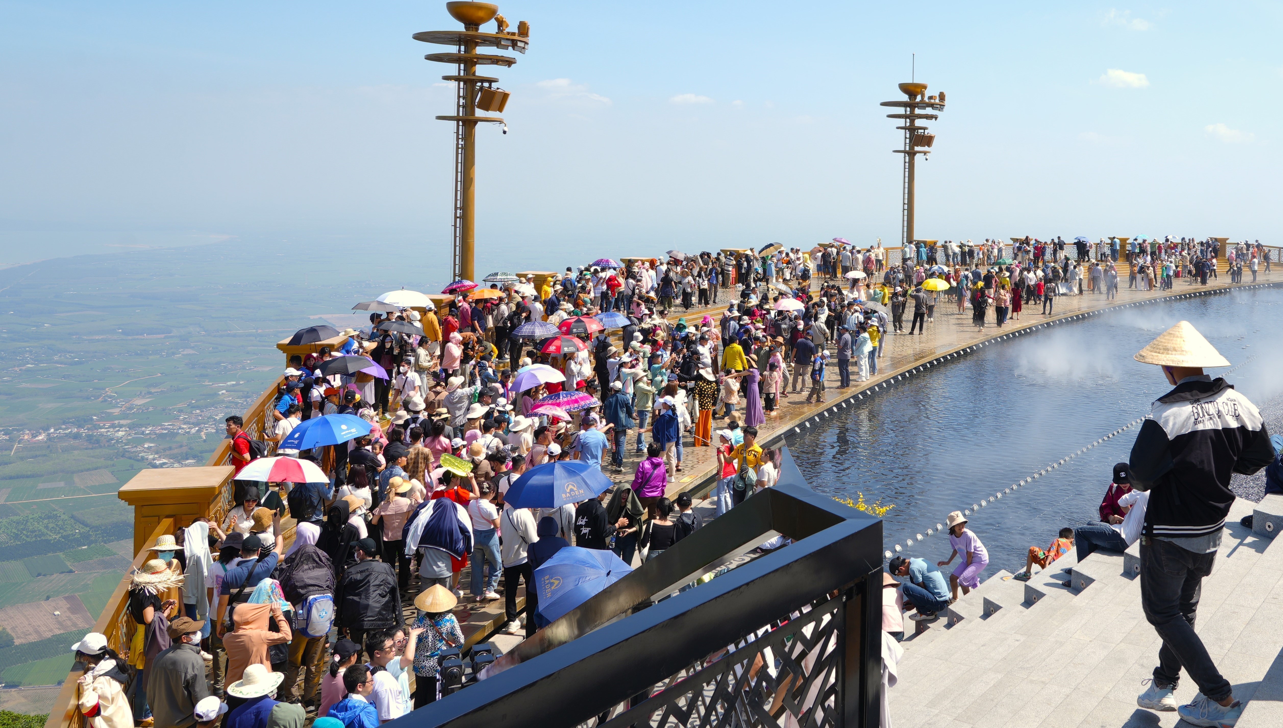 Du khách trải nghiệm du lịch trên “nóc nhà Nam Bộ” với độ cao 986m tại Khu du lịch núi Bà Đen (Tây Ninh) dịp Tết Nguyên đán Ất Tỵ 2025.