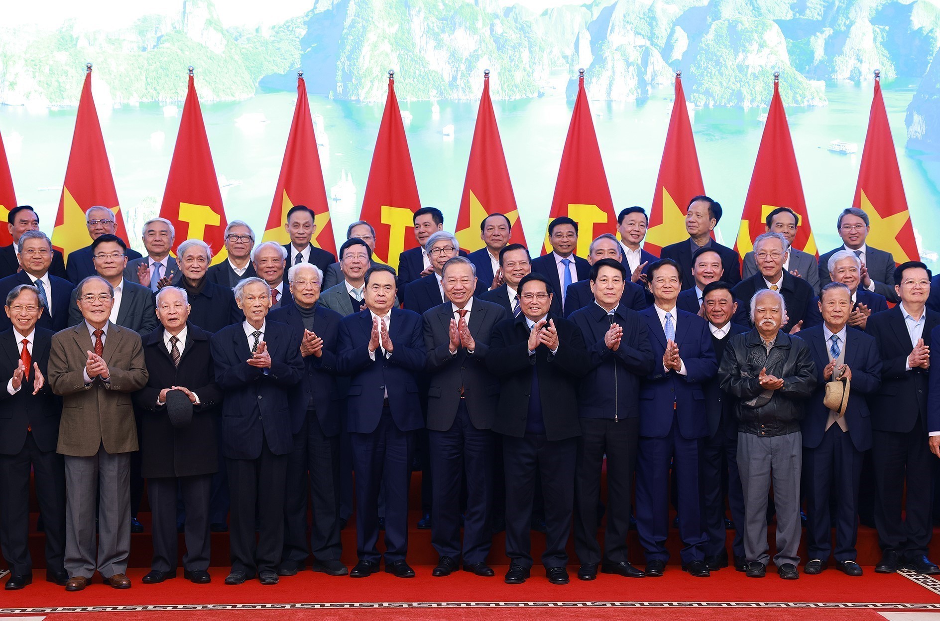 Tổng Bí thư Tô Lâm, Chủ tịch nước Lương Cường, Thủ tướng Chính phủ Phạm Minh Chính, Chủ tịch Quốc hội Trần Thanh Mẫn với các đồng chí lãnh đạo, nguyên lãnh đạo Đảng, Nhà nước qua các thời kỳ.