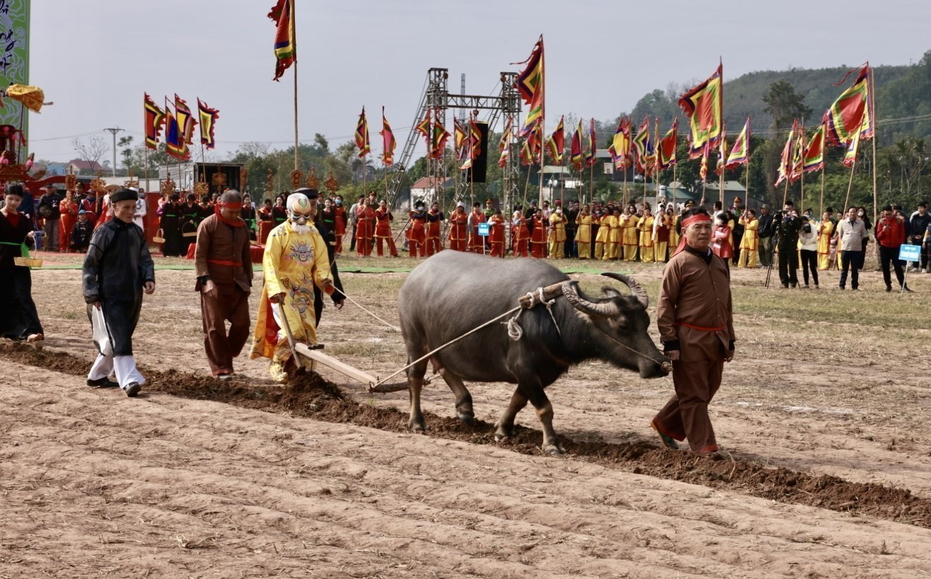 Ông Nguyễn Ngọc An (xã Tiên Sơn, thị xã Duy Tiên) vào vai vua Lê Đại Hành xuống đồng cày ruộng đầu năm với bà con.