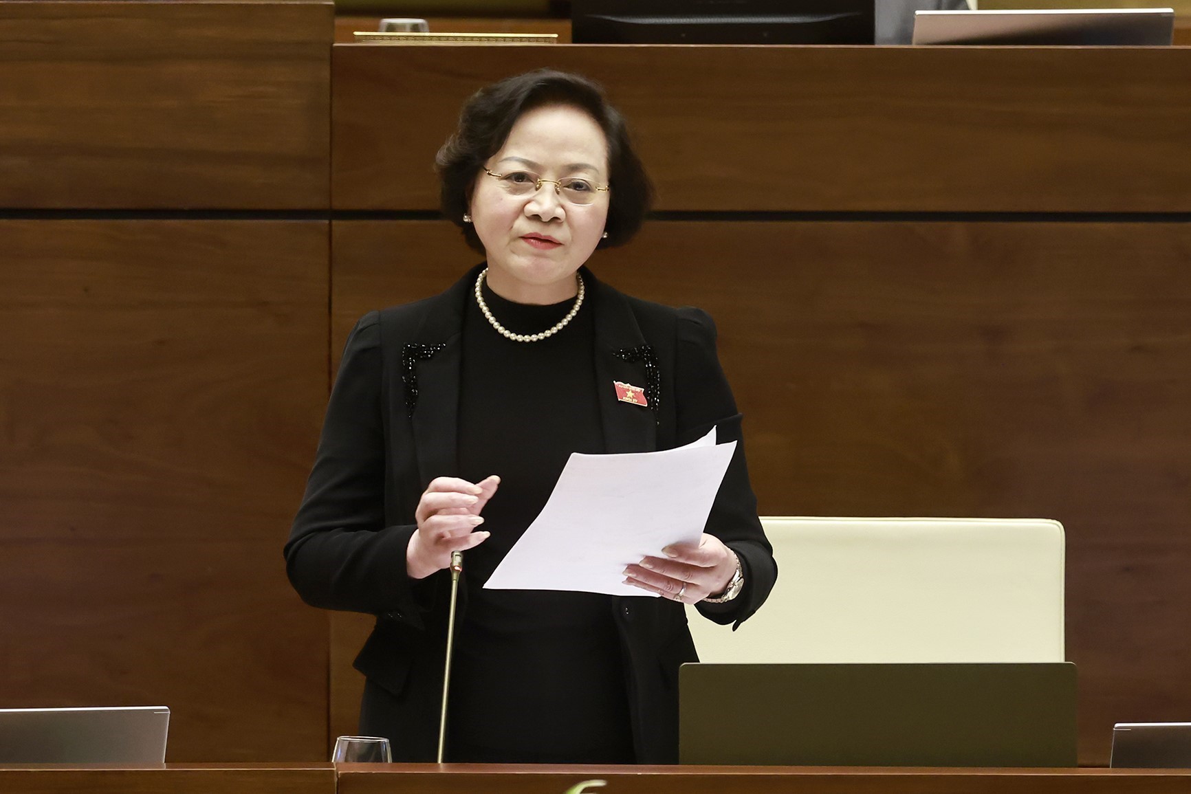 Bộ trưởng Nội vụ Phạm Thị Thanh Trà phát biểu lãm rõ một số vấn đề đại biểu Quốc hội nêu.