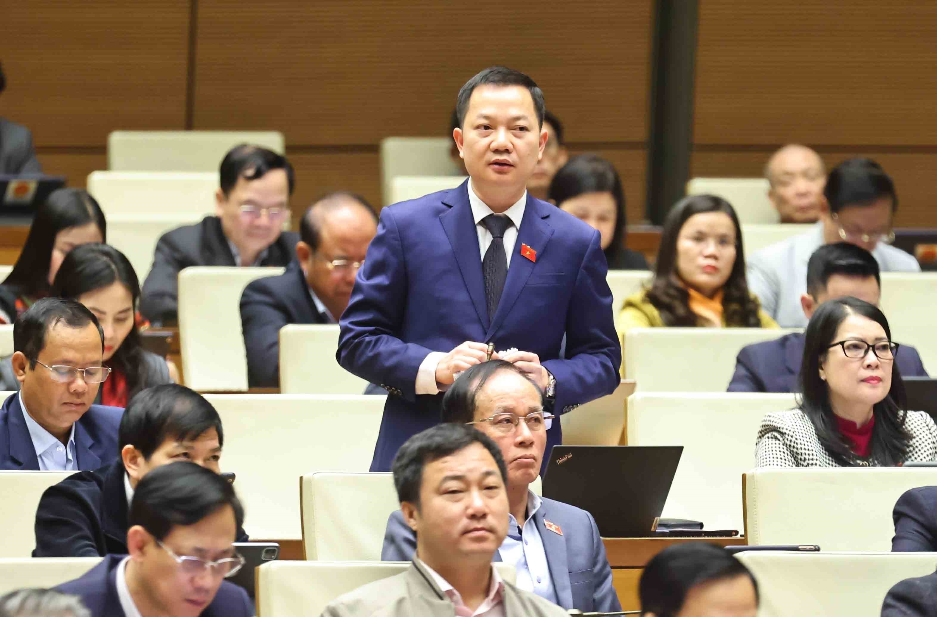 Đại biểu Quốc hội phát biểu tại hội trường.