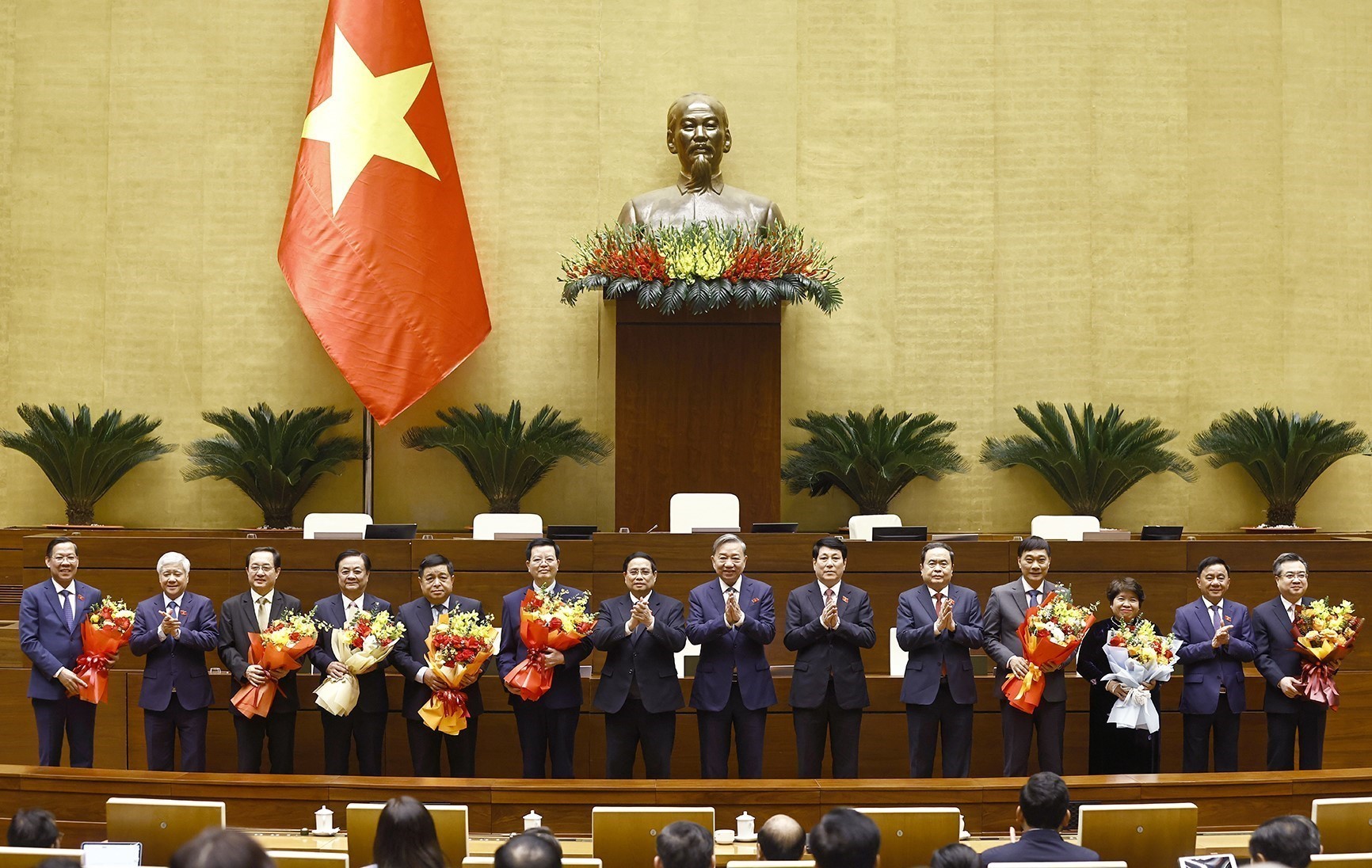 Tổng Bí thư Tô Lâm, Chủ tịch nước Lương Cường, Thủ tướng Phạm Minh Chính, Chủ tịch Quốc hội Trần Thanh Mẫn tặng hoa chúc mừng Phó Chủ tịch Quốc hội, Ủy viên Ủy ban Thường vụ Quốc hội, Chủ nhiệm một số Ủy ban của Quốc hội khóa XV; phê chuẩn đề nghị của Thủ tướng Chính phủ về việc bổ nhiệm Phó Thủ tướng Chính phủ và Bộ trưởng nhiệm kỳ 2021-2026. Ảnh: TTXVN