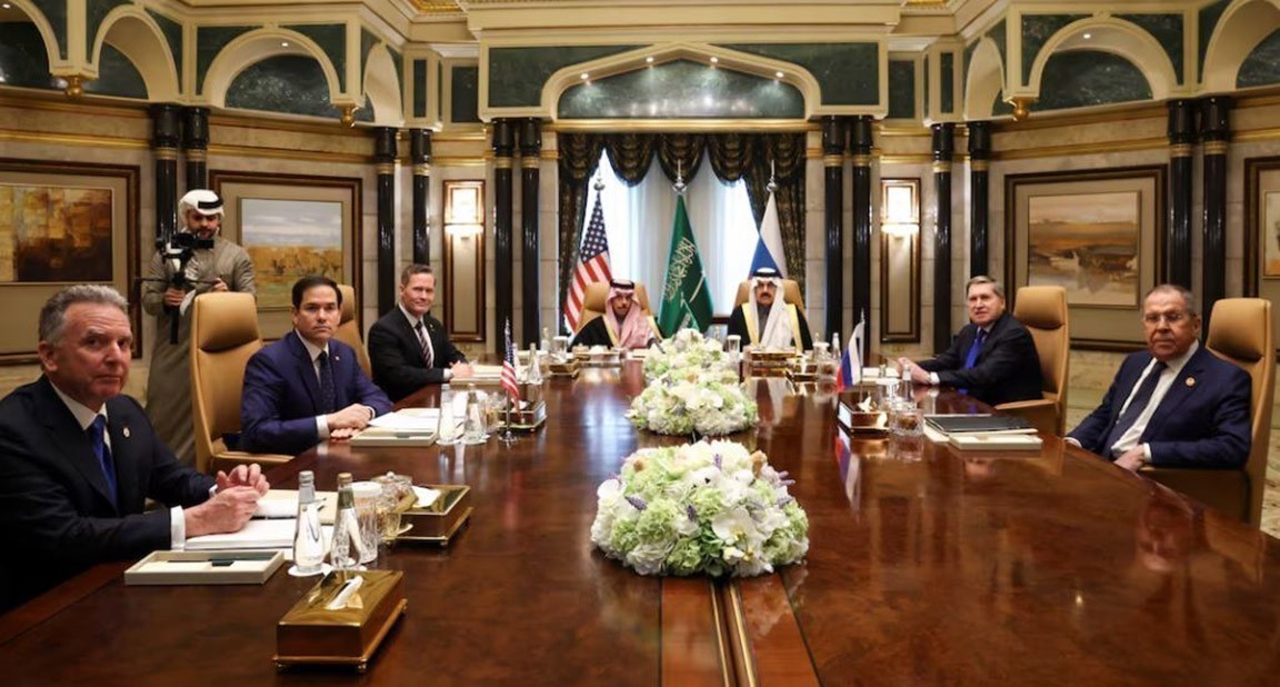 Ngoại trưởng Nga Sergey Lavrov (phải) và Ngoại trưởng Mỹ Marco Rubio (thứ 2, trái) tại cuộc đàm phán ở Riyadh, Saudi Arabia ngày 18/2/2025. Ảnh: REUTERS/TTXVN