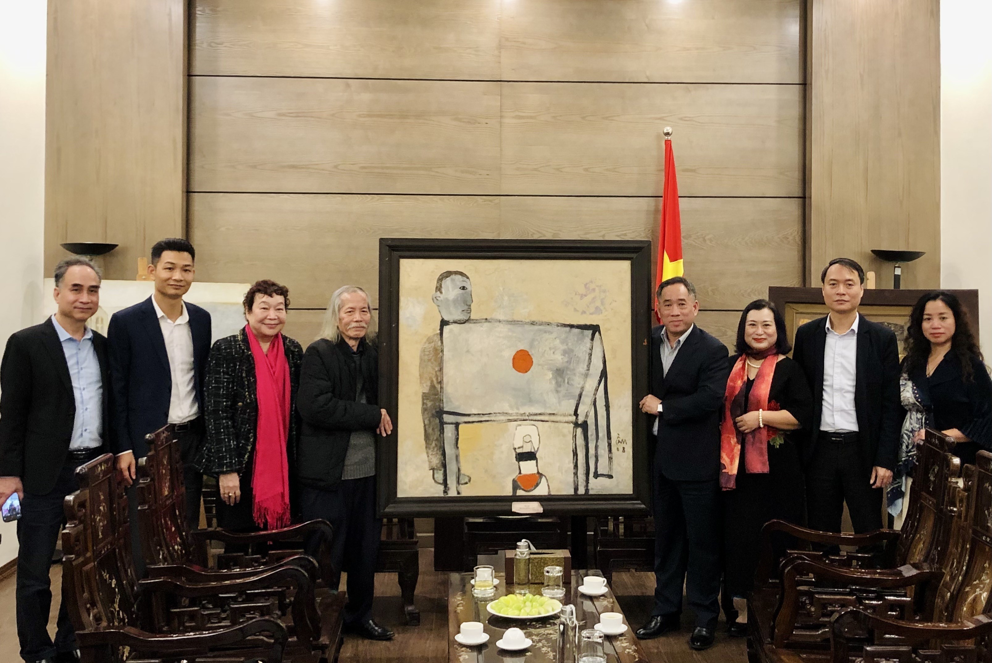 Đại diện Hội Mỹ thuật Việt Nam trao tượng trưng tác phẩm cho Bảo tàng Mỹ thuật Việt Nam.