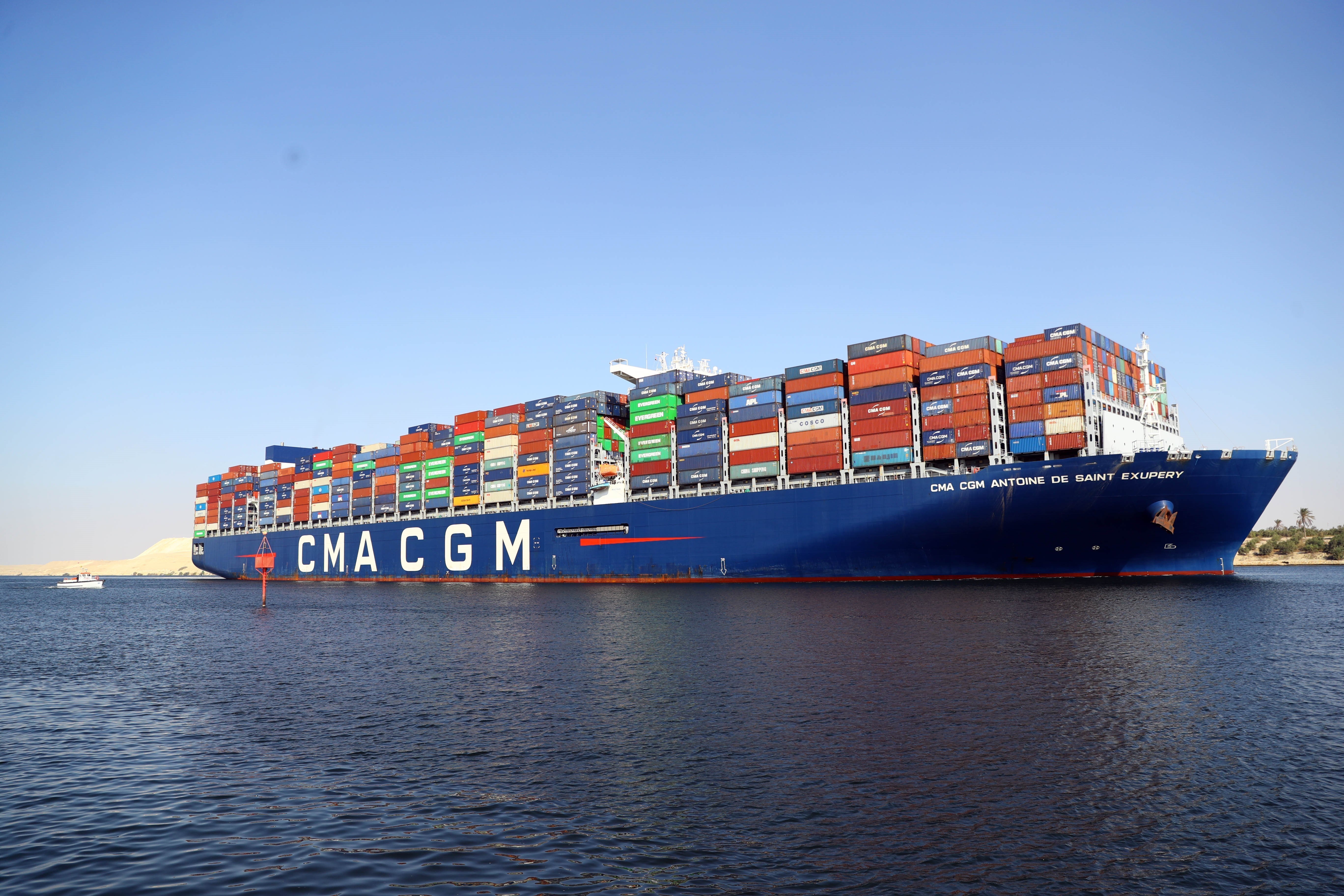 Con tàu di chuyển qua Kênh đào Suez tại Ismailia, Ai Cập. Ảnh: THX/TTXVN