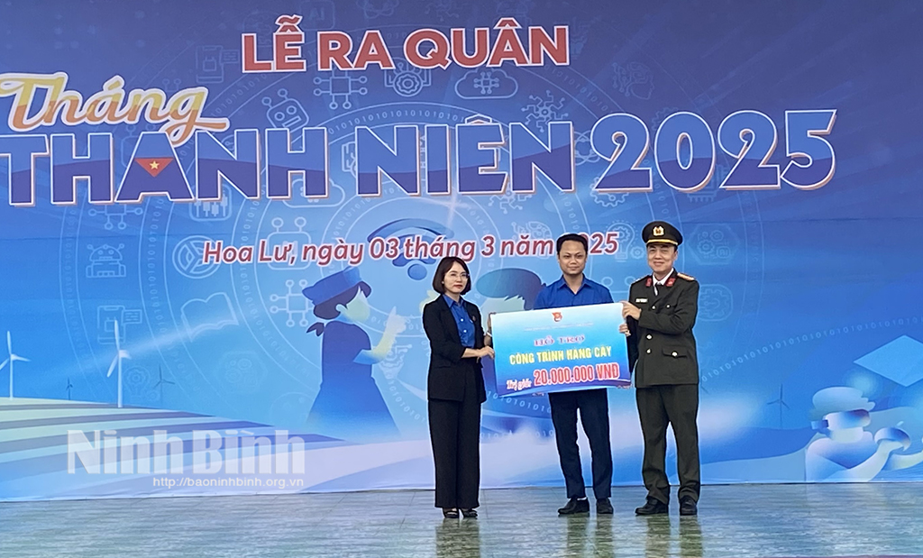 Tặng biển biểu trưng các công trình Tháng Thanh niên năm 2025 trên địa bàn thành phố Hoa Lư. Ảnh: Hồng Vân