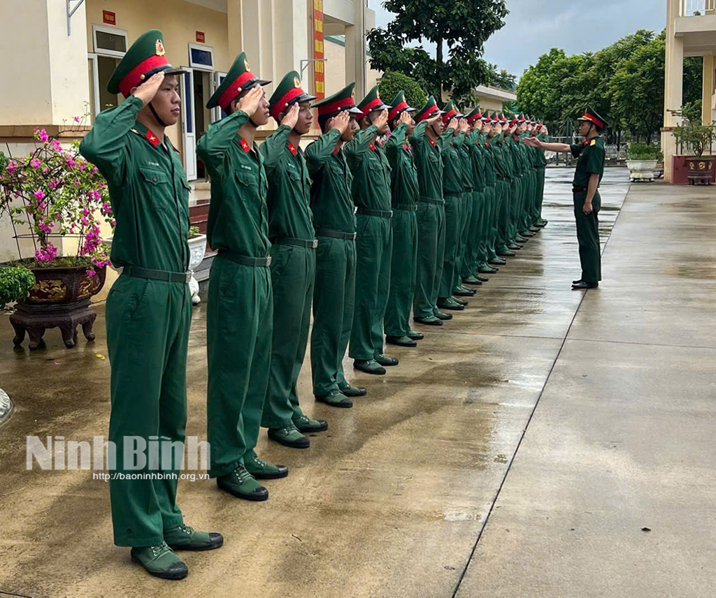 Tiểu đoàn 702 thường xuyên duy trì tốt công tác huấn luyện điều lệnh đội ngũ.