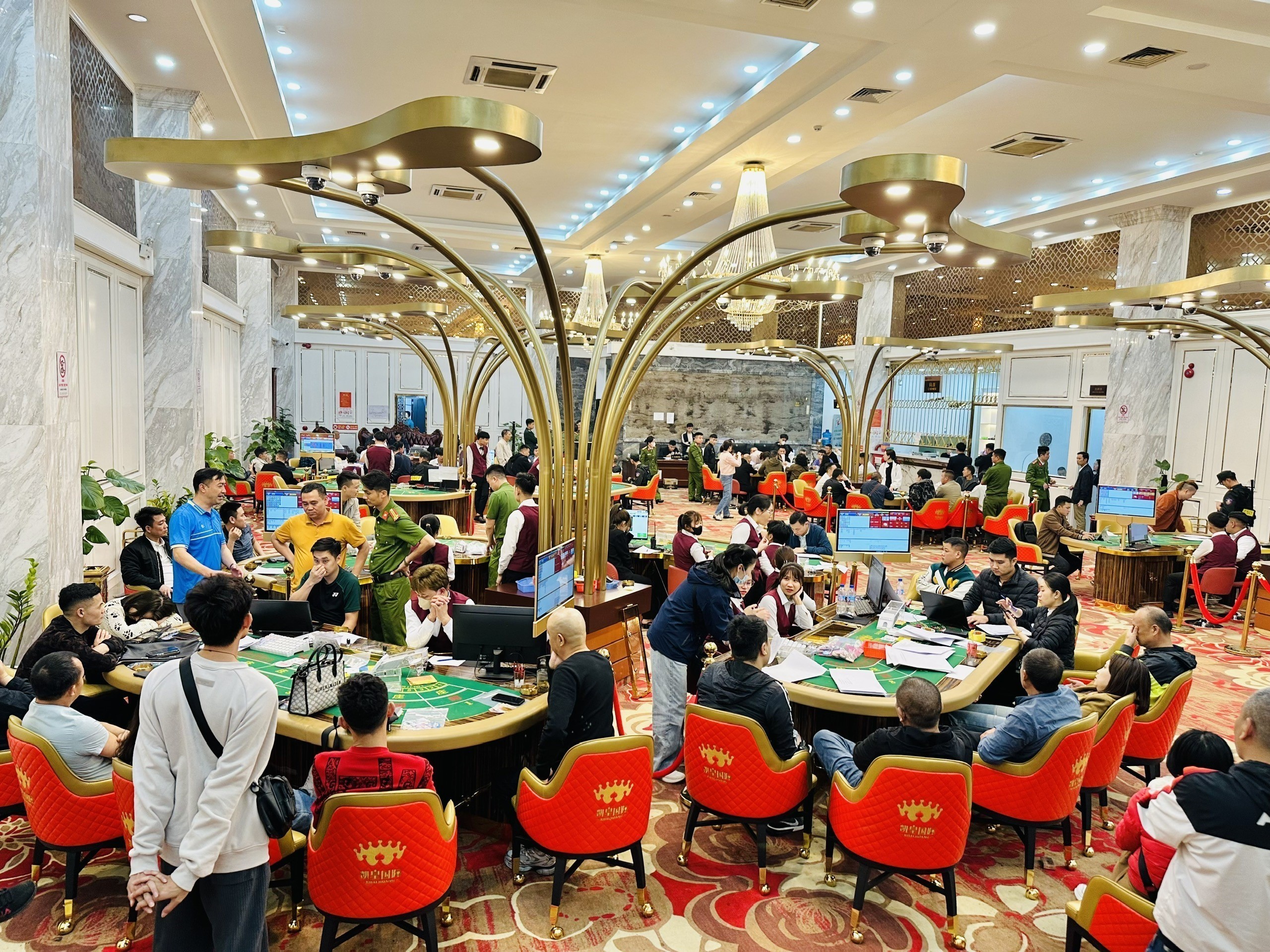 Tại hiện trường vụ đánh bạc bị công an triệt phá. Ảnh: TTXVN