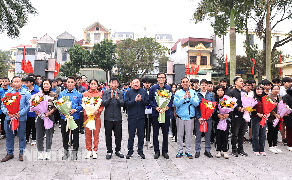 Ban tổ chức tặng hoa cho các đoàn tham gia giải. Ảnh: Minh Quang