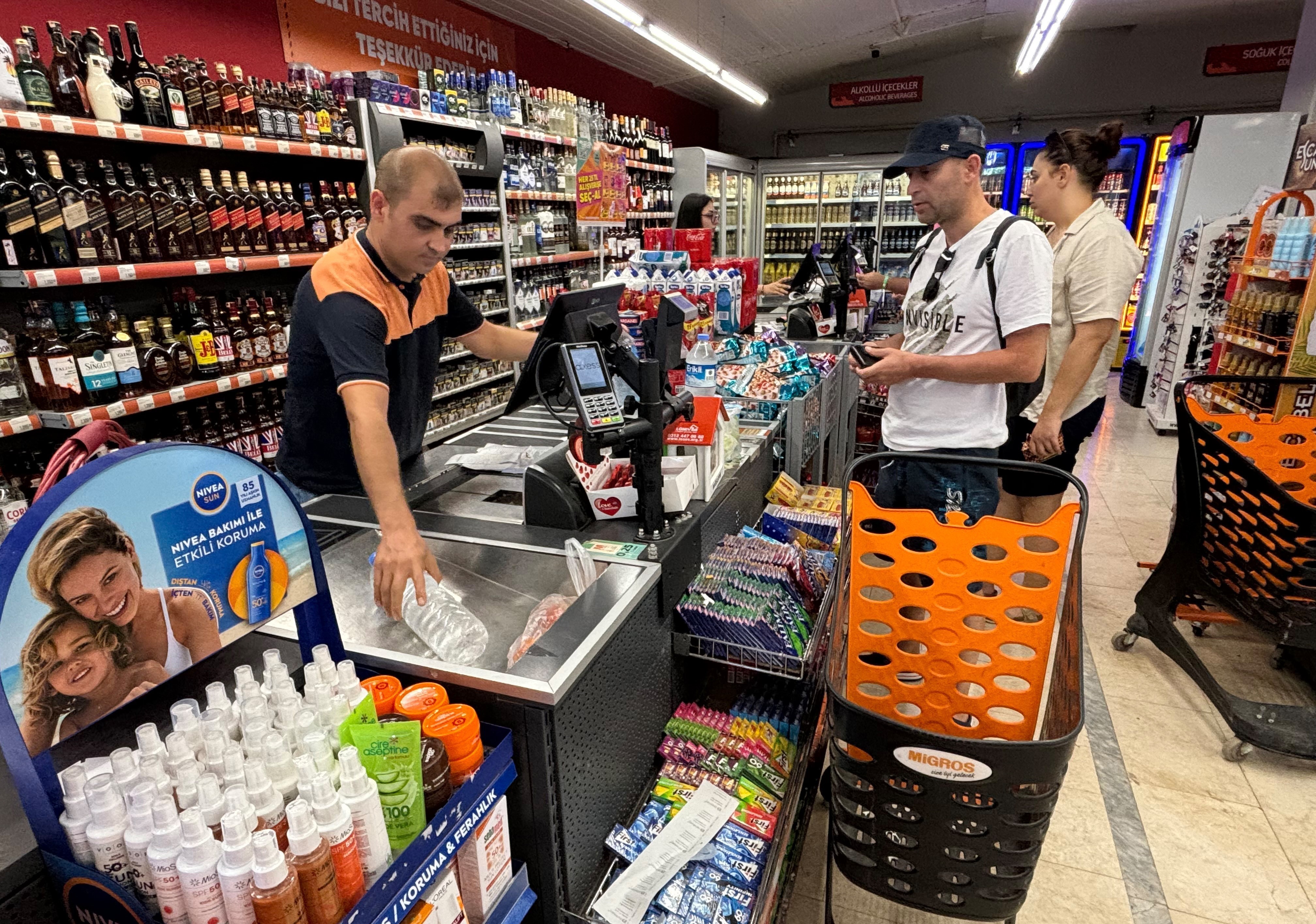 Người tiêu dùng mua sắm tại siêu thị ở Ankara, Thổ Nhĩ Kỳ.