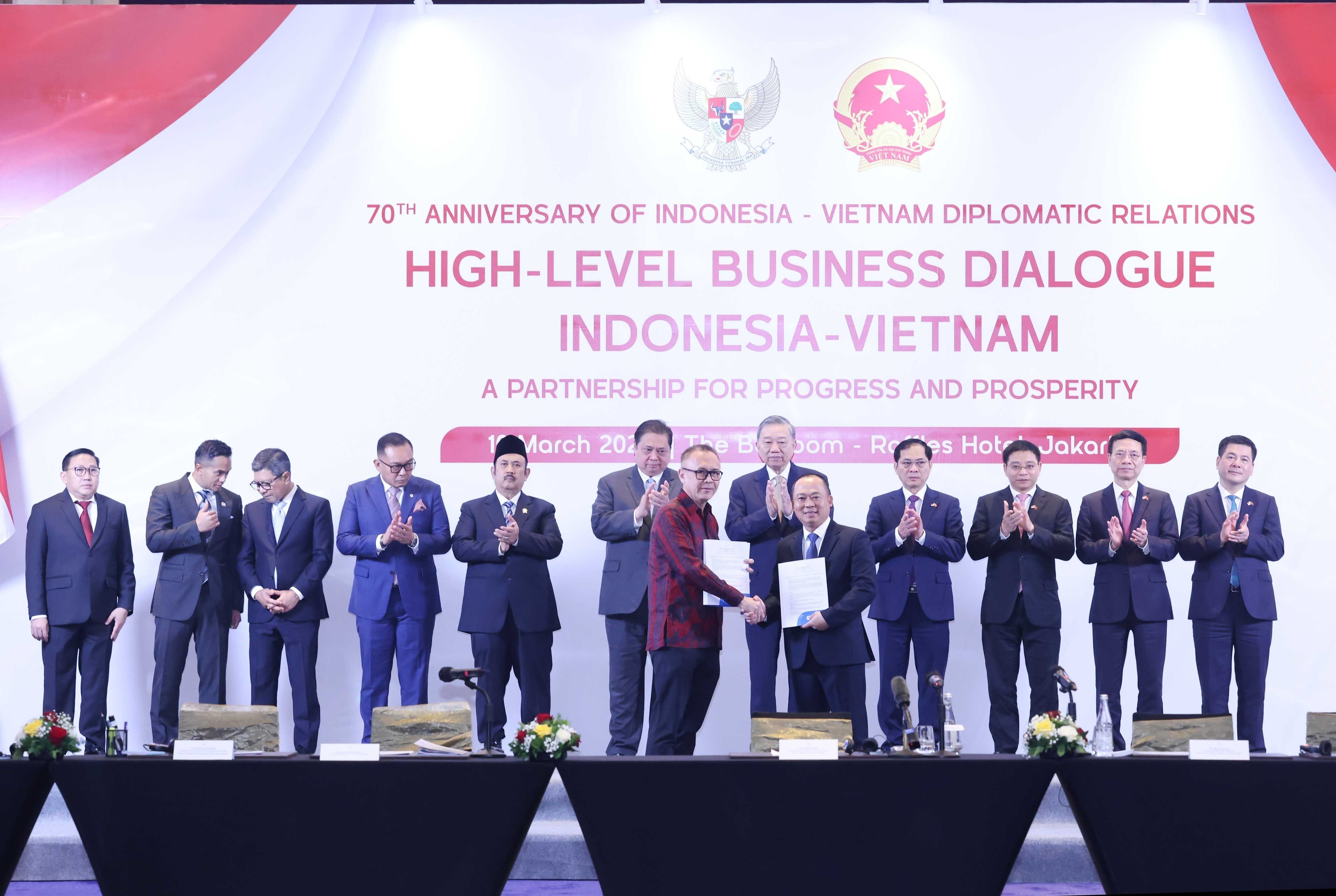Tổng Bí thư Tô Lâm chứng kiến trao các thoả thuânh hợp tác giữa doanh nghiệp Việt Nam và Indonesia. Ảnh: TTXVN