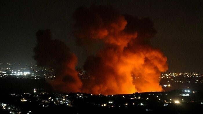 Khói bốc lên sau cuộc không kích của Israel tại Dải Gaza.
