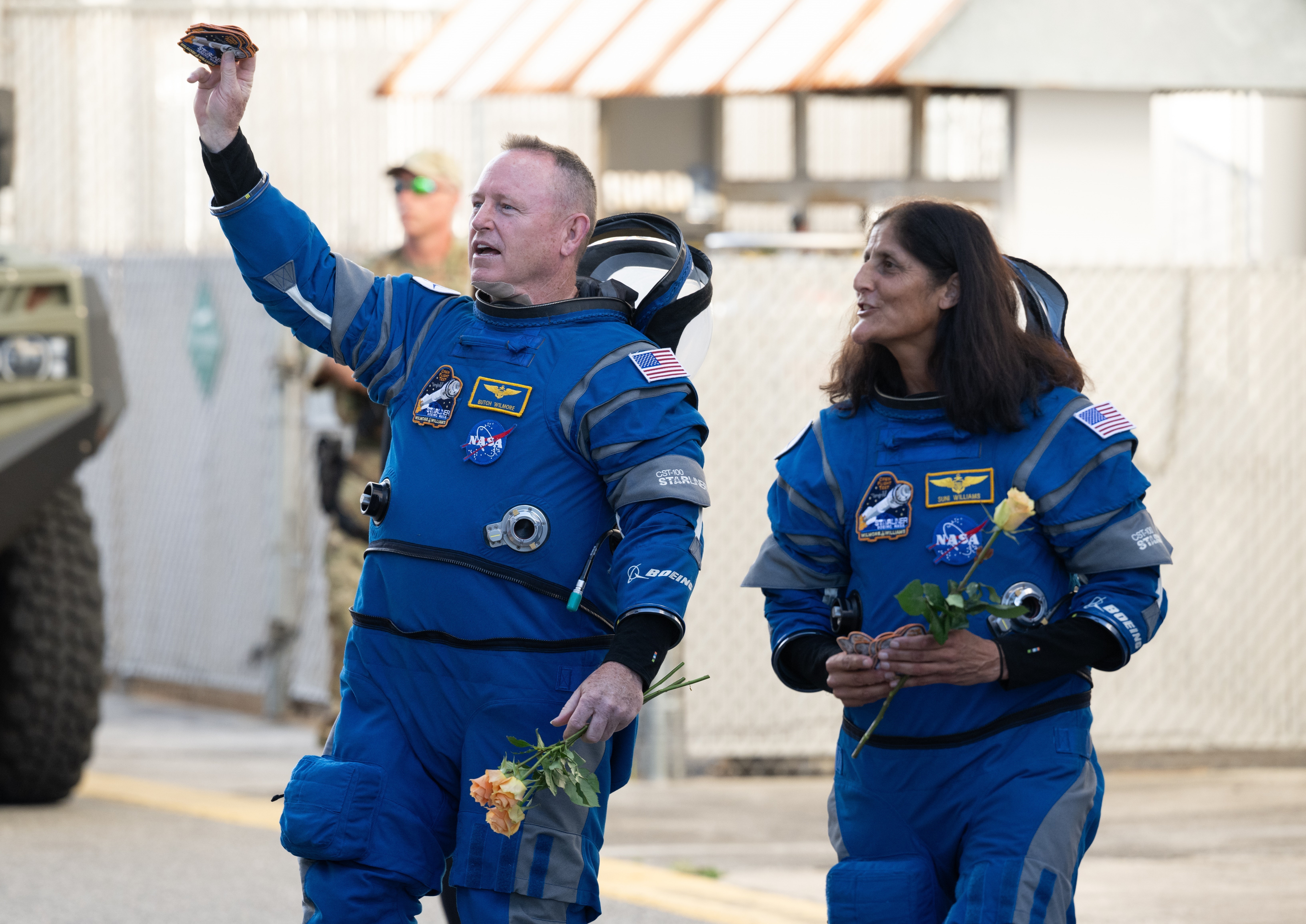 Phi hành gia Butch Wilmore (trái) và Suni Williams trước khi lên ISS bằng tàu Starliner, tại trạm vũ trụ Cape Canaveral ở Florida, Mỹ, ngày 5/6/2024. Ảnh tư liệu: THX/TTXVN