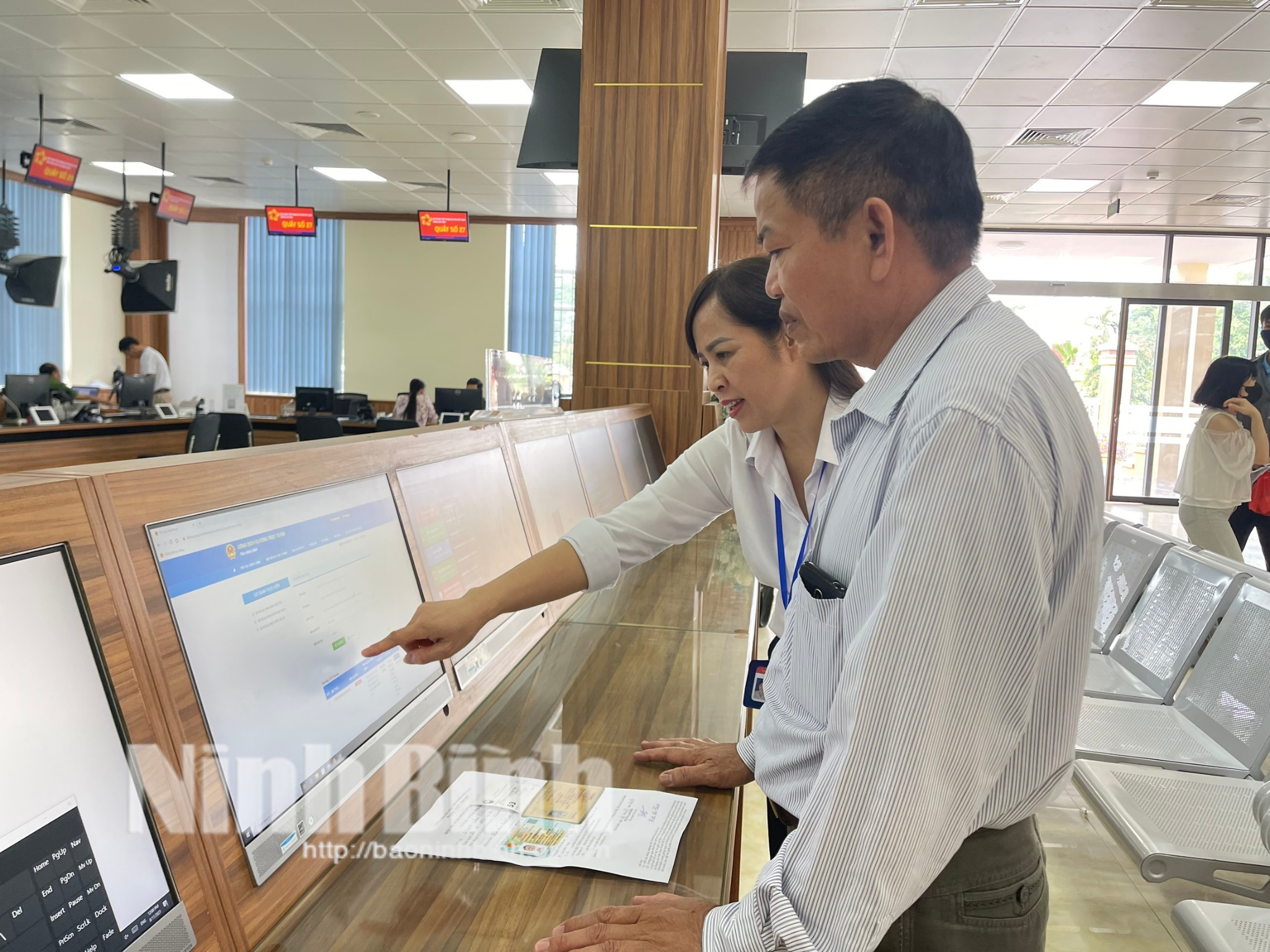 Cán bộ ngành điện Ninh Bình hướng dẫn khách hàng đăng ký dịch vụ điện trực tuyến.