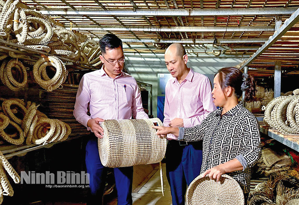 Cán bộ Phòng giao dịch Ngân hàng Chính sách xã hội huyện Kim Sơn thăm mô hình vay vốn sản xuất thủ công mỹ nghệ tại thị trấn Phát Diệm.