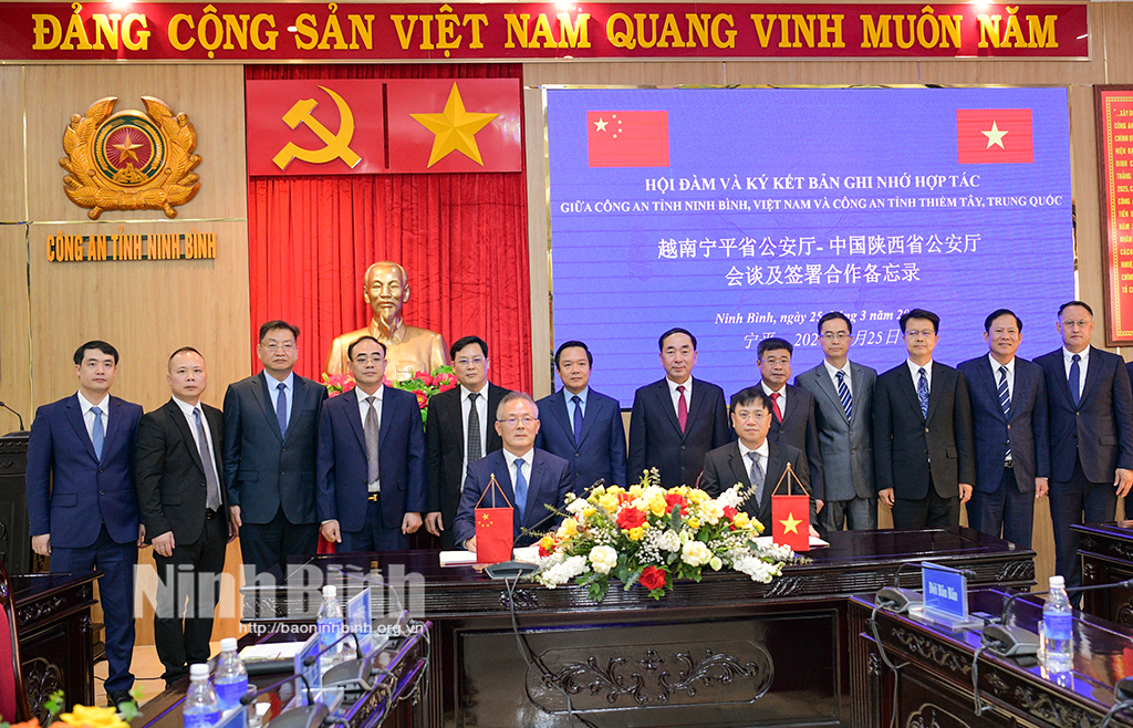 Lãnh đạo Bộ Công an, lãnh đạo tỉnh Ninh Bình và các đại biểu chứng kiến ký kết Bản ghi nhớ hợp tác giữa Công an tỉnh Ninh Bình và Công an tỉnh Thiểm Tây (Trung Quốc).
