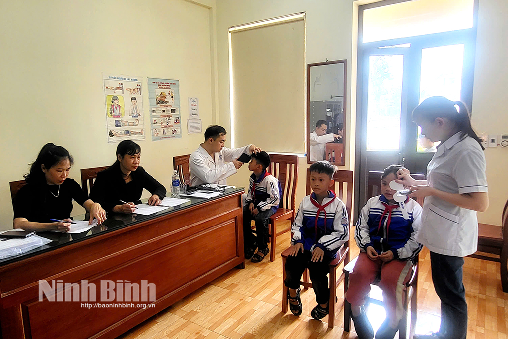 Các bác sĩ Bệnh viện Mắt Ninh Bình khám sàng lọc cho học sinh Trường Tiểu học Khánh Vân (Yên Khánh).