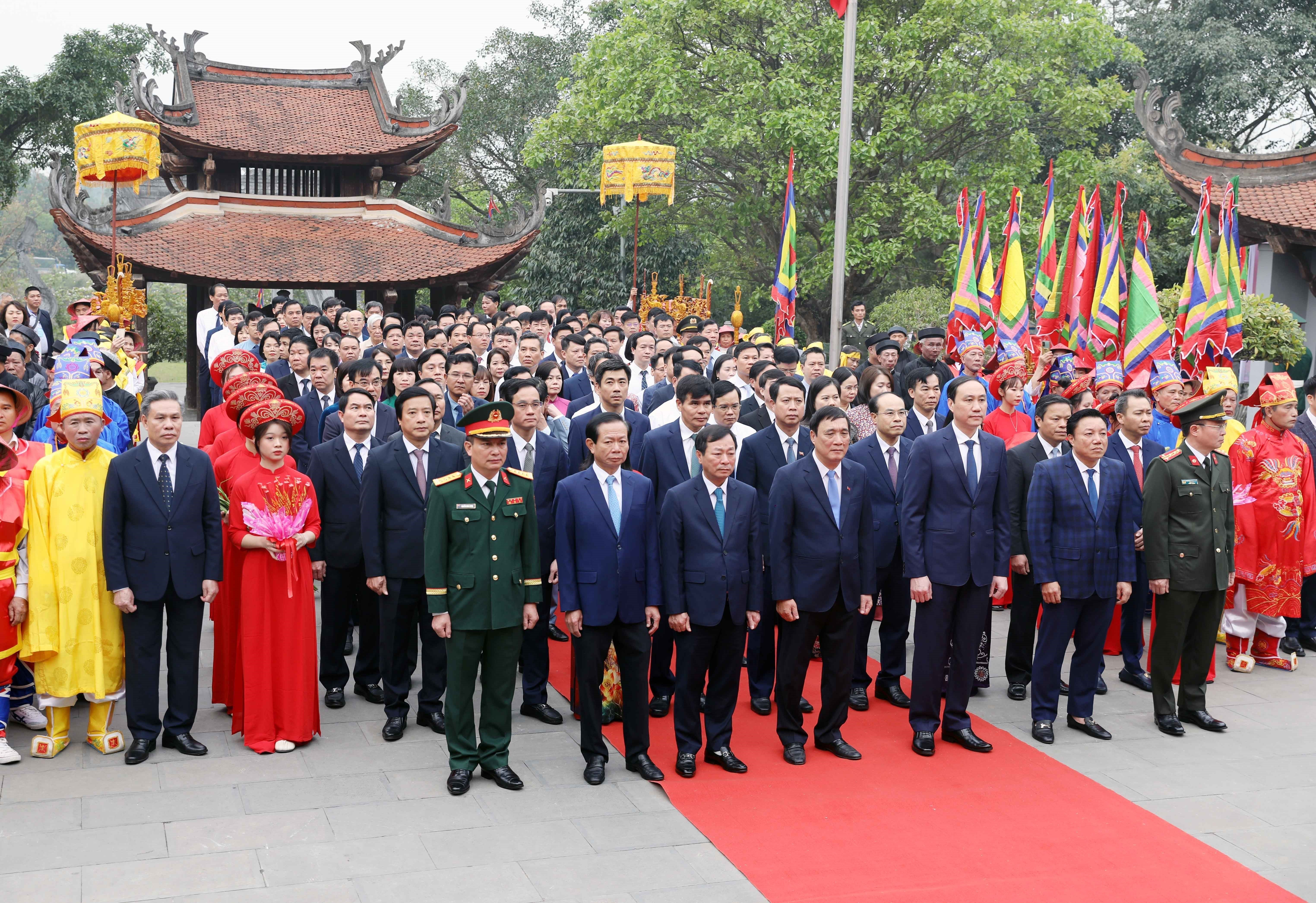 Bí thư Tỉnh ủy Phú Thọ Bùi Minh Châu cùng các đại biểu dâng hương tưởng niệm Đức Quốc Tổ Lạc Long Quân. Ảnh: TTXVN