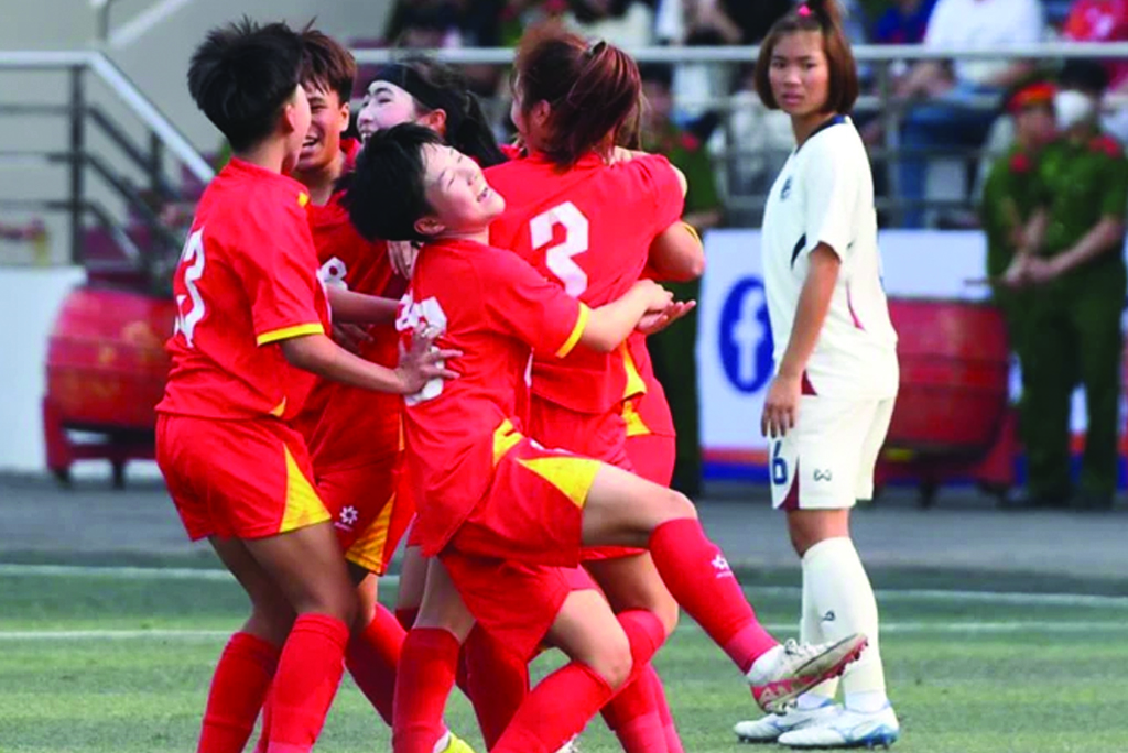Các cầu thủ U17 nữ Việt Nam ăn mừng bàn thắng thứ hai. (Ảnh: VFF)