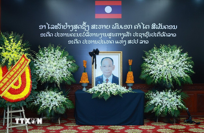 Đại sứ quán Lào mở sổ tang viếng nguyên Chủ tịch Đảng Nhân dân Cách mạng Lào, nguyên Chủ tịch nước Lào Khamtay Siphandone tại Hà Nội. (Ảnh: TTXVN)