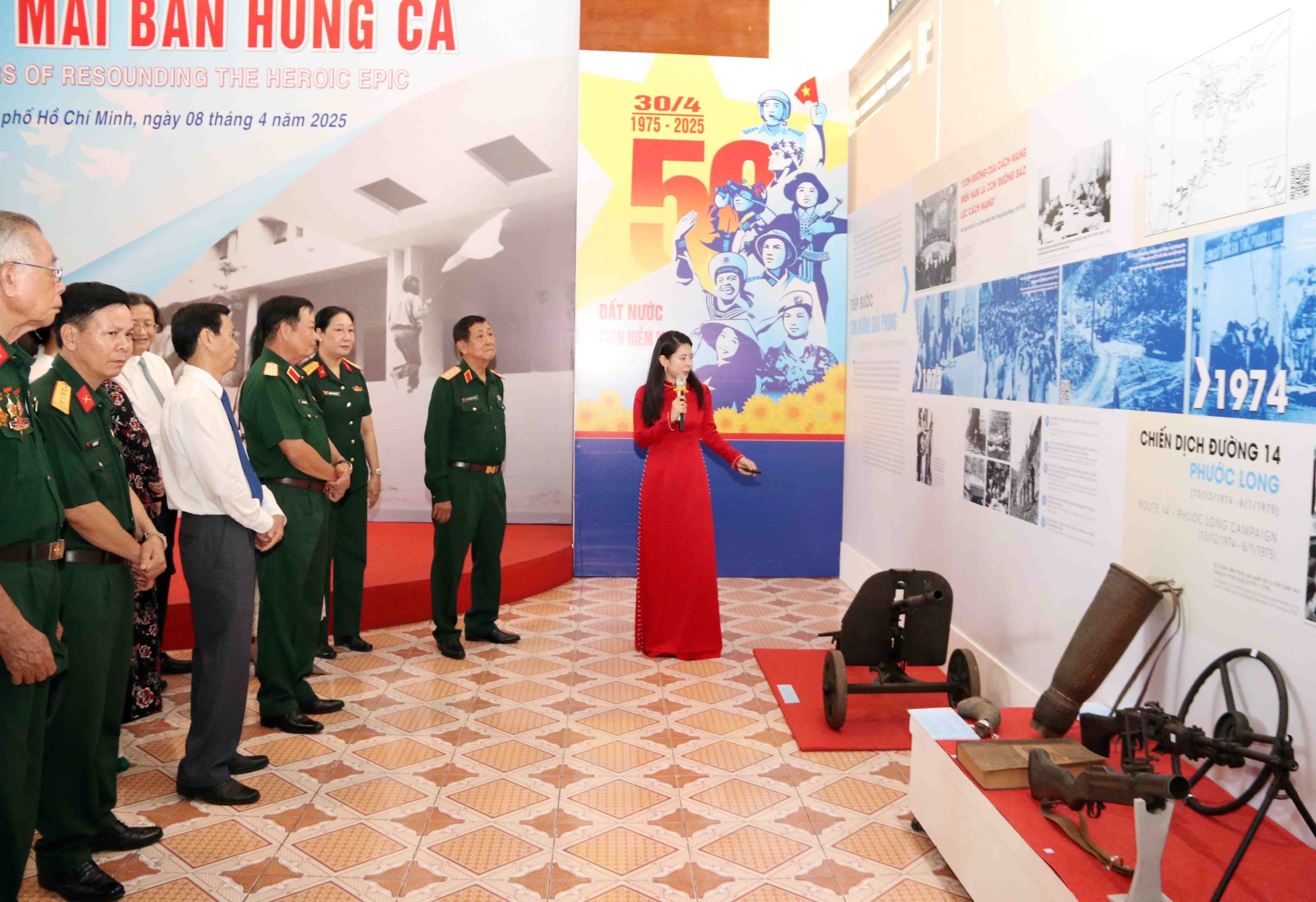 Các đại biểu tham quan triển lãm.