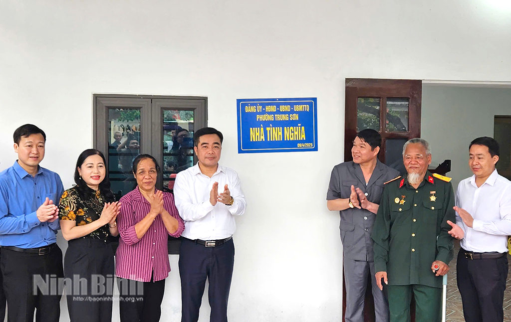 Các đại biểu cắt băng khánh thành và bàn giao nhà ở cho gia đình bệnh binh Vũ Duy Đôn.
