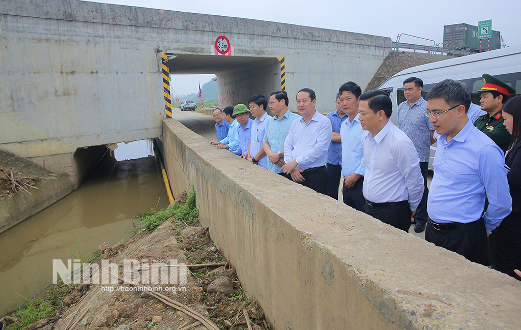 Đồng chí Phó Bí thư Thường trực Tỉnh ủy và Đoàn công tác kiểm tra đoạn đê bao khu vực hầm chui, tổ dân phố 12, phường Tân Bình (thành phố Tam Điệp). Ảnh: Anh Tuấn
