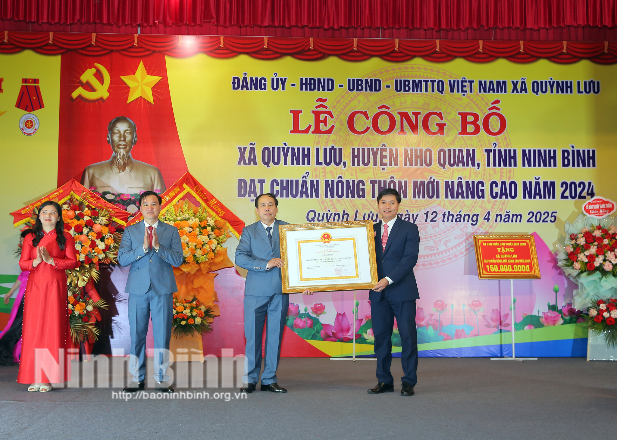 Lãnh đạo Sở Nông nghiệp và Môi trường trao Bằng công nhận chuẩn NTM nâng cao 2024 cho xã Quỳnh Lưu.