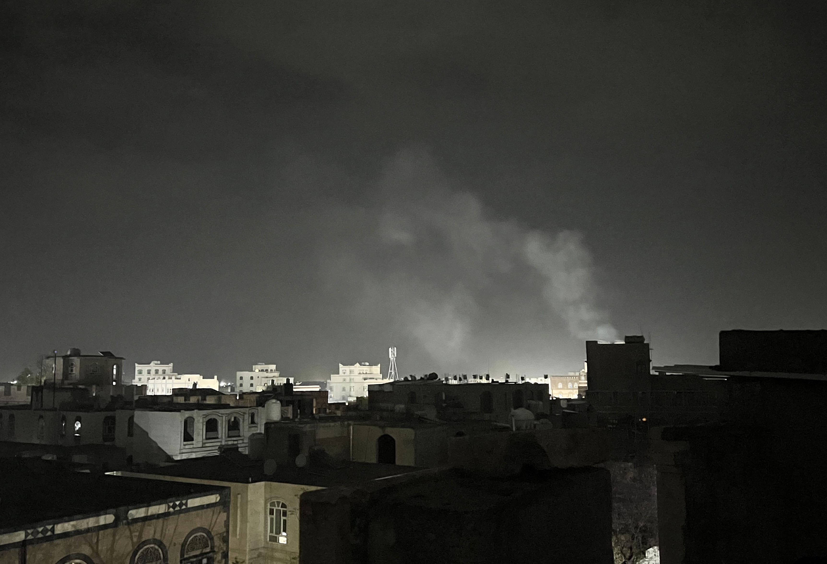 Khói bốc lên từ địa điểm tại Sanaa, Yemen sau cuộc không kích của Mỹ, ngày 26/3/2025. Ảnh: THX/TTXVN