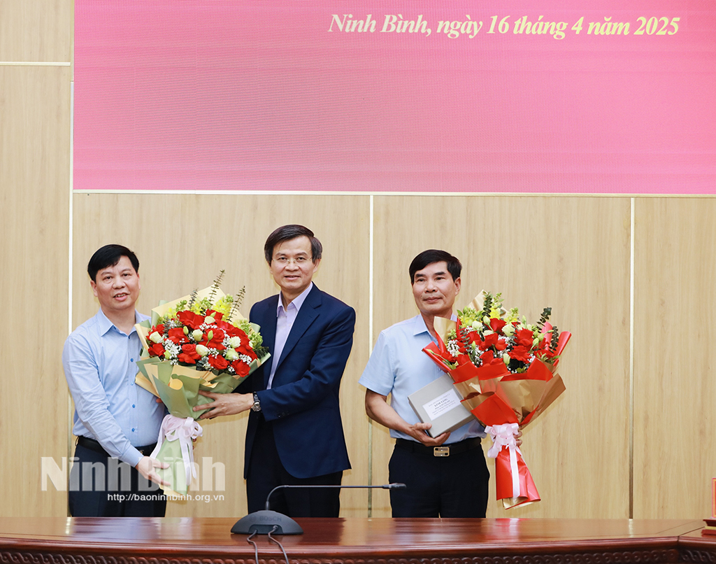 Đồng chí Bí thư Tỉnh uỷ tặng hoa, quà chia tay các đồng chí thôi không tham gia Ban Thường vụ Tỉnh uỷ, Ban Chấp hành Đảng bộ tỉnh.